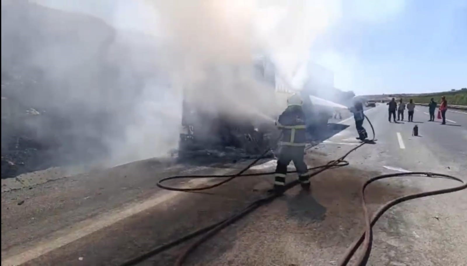 Saman Yüklü Bir Tır Alev Alarak Tamamen Yandı (1)