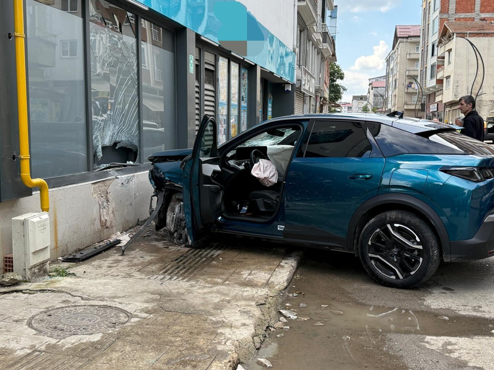 Samsun Terme’de Kontrolden Çıkan Araç 2 Araca Ve Market Duvarına Çarptı (1)