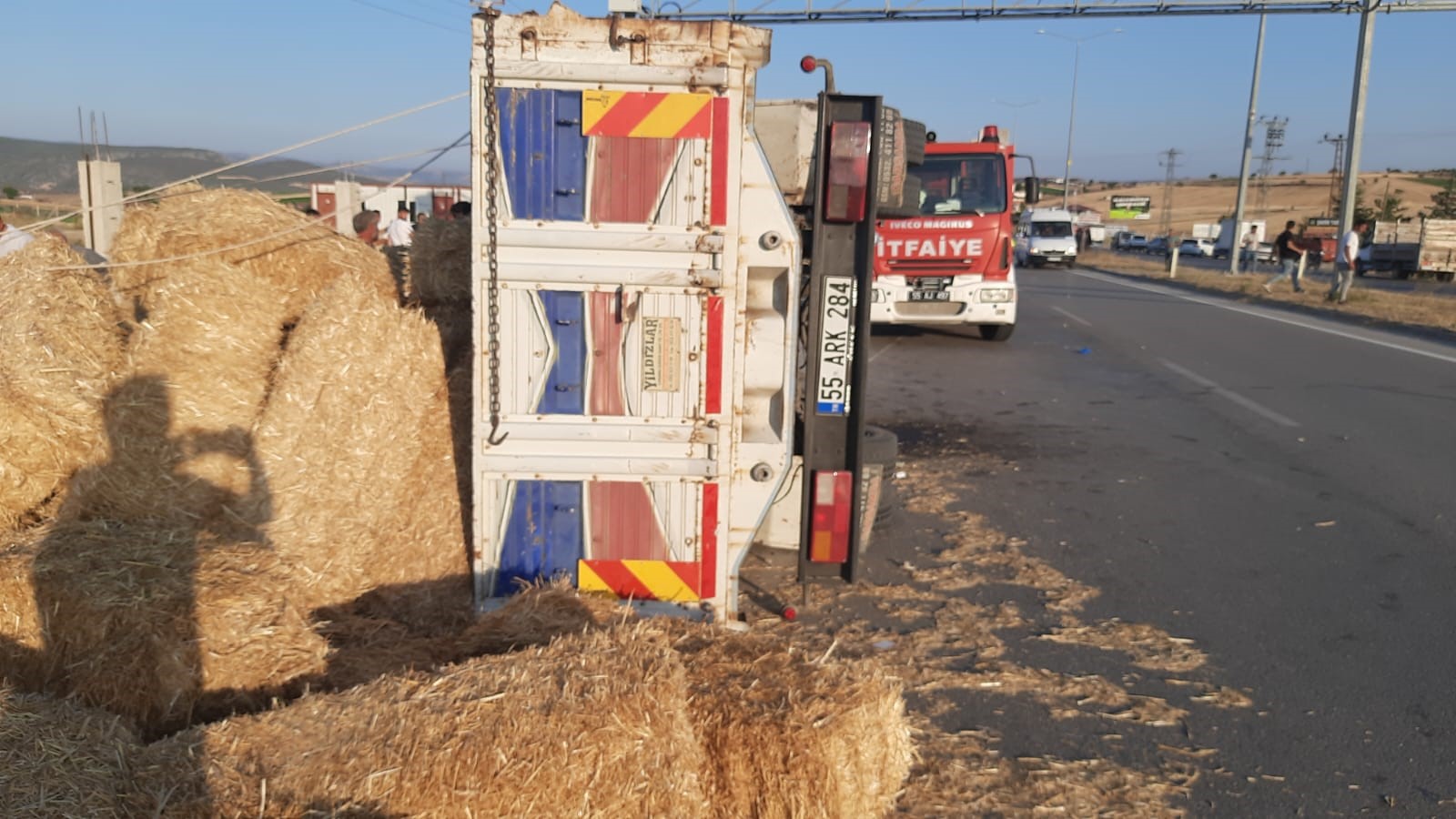 Samsun Vezirköprü’de Kamyonet Ile Traktör Çarpıştı 4 Yaralı (2)