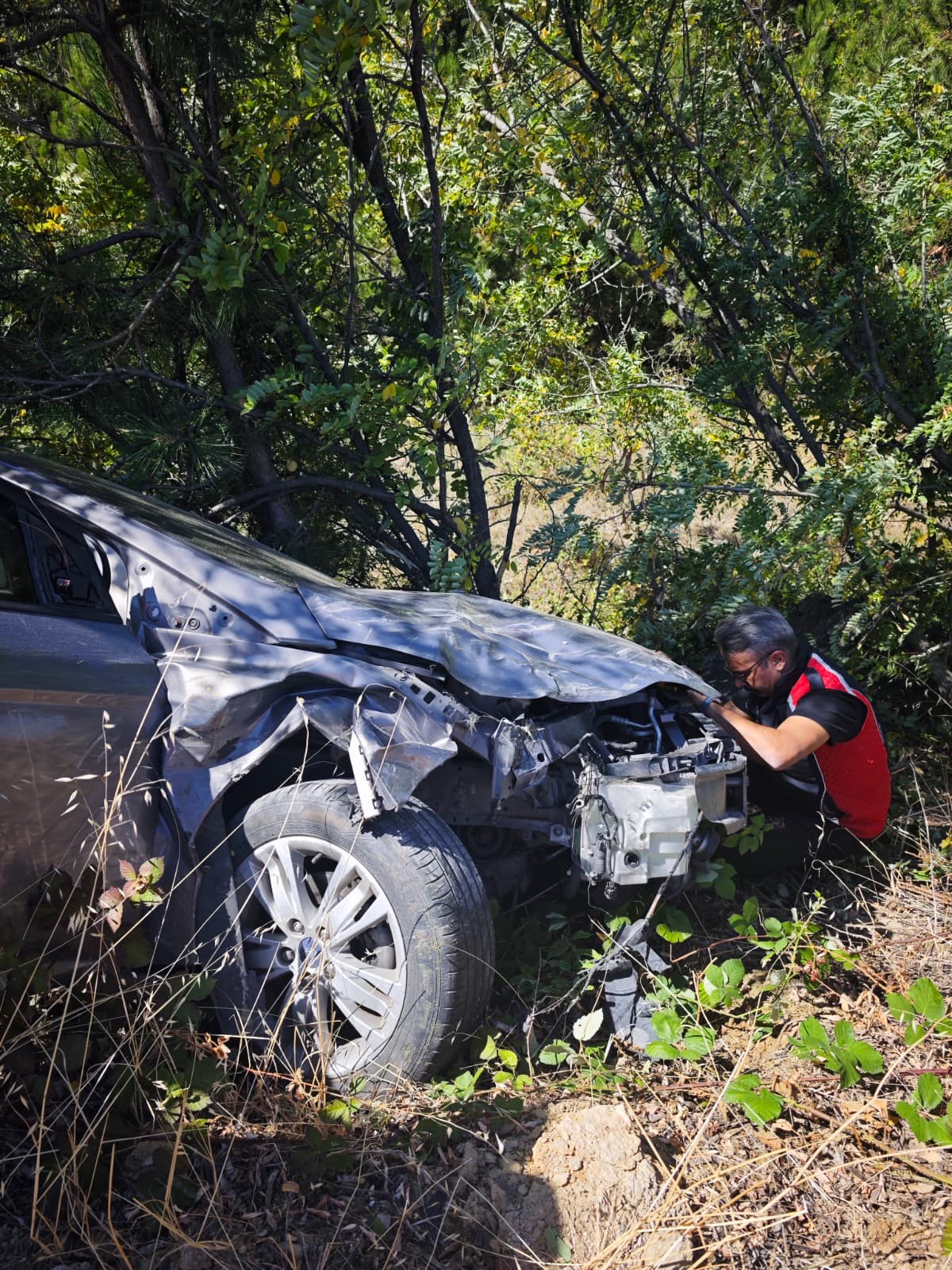 Şarampole Uçan Otomobildeki 3 Kişi Yaralandı (1)