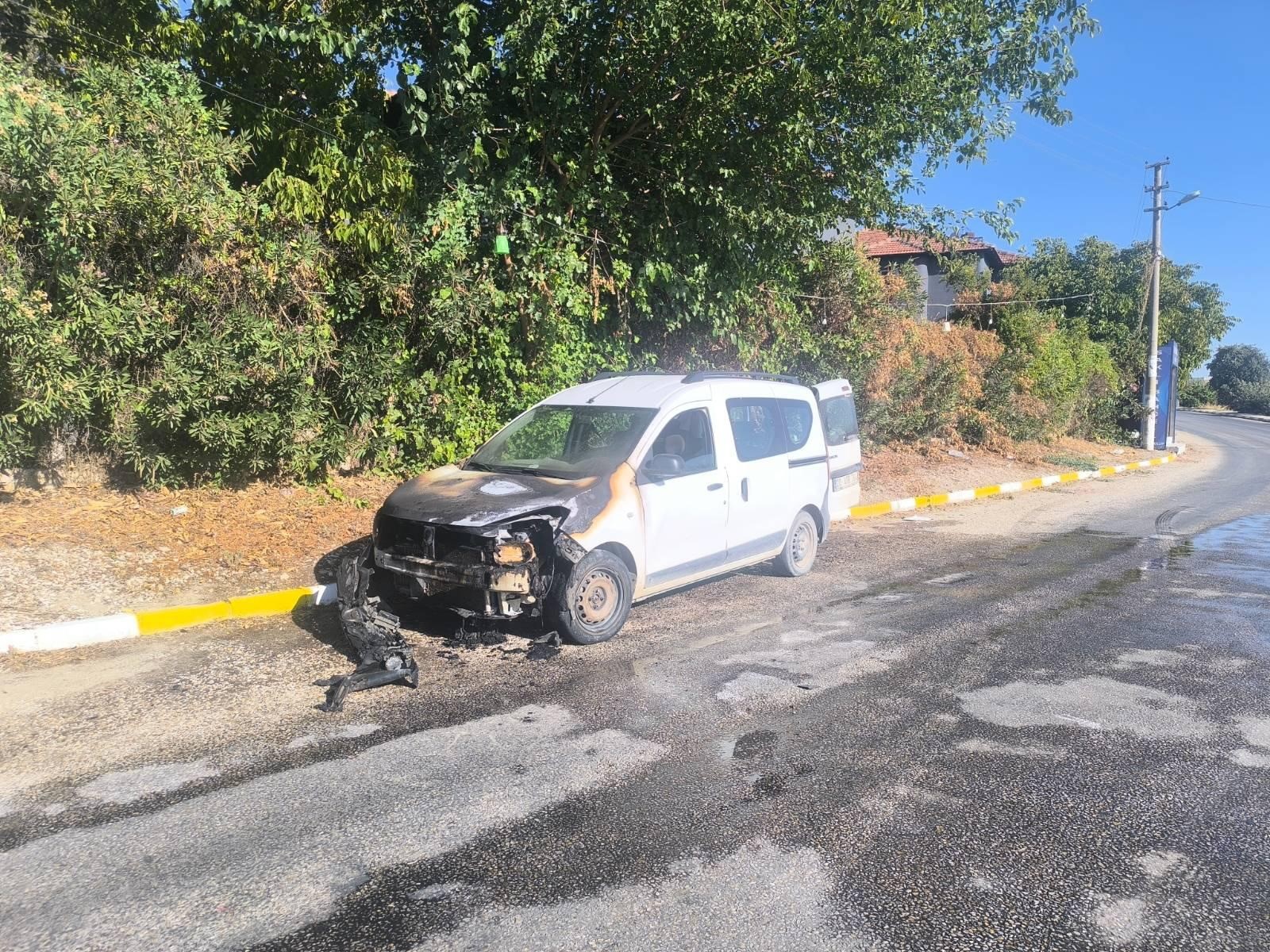 Seyir Halindeki Kamyonet Alev Alev Yandı (2)