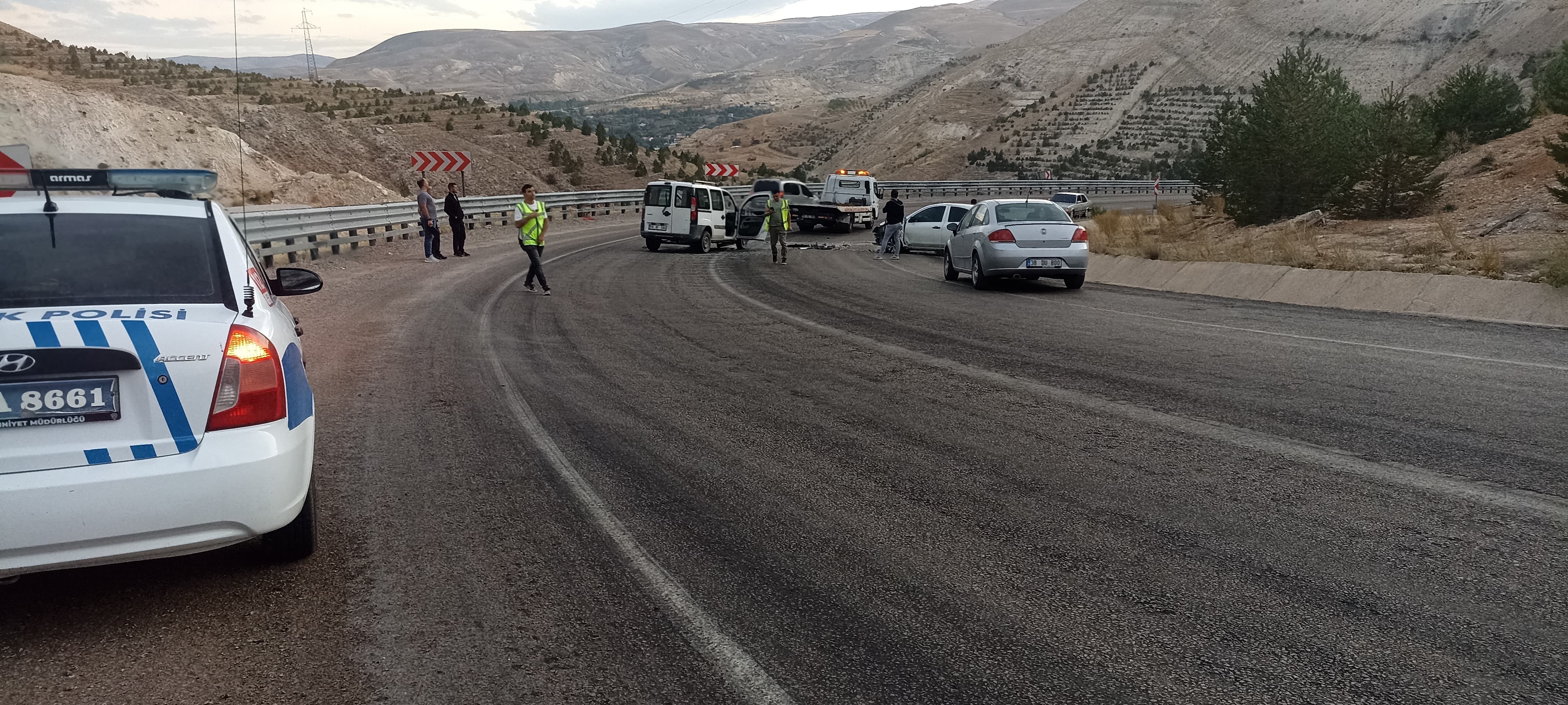 Sivas’ta Iki Araç Kafa Kafaya Çarpıştı 4 Yaralı (2)