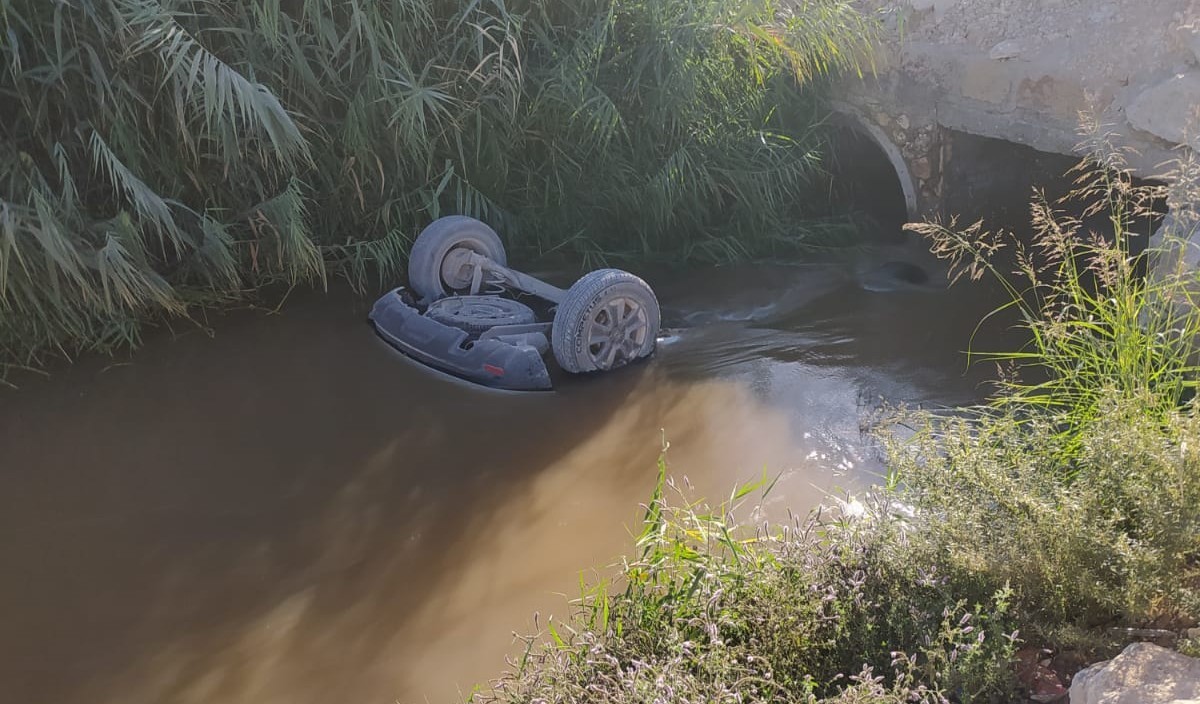 Sulama Kanalına Devrilen Araç Gencgazete (2)