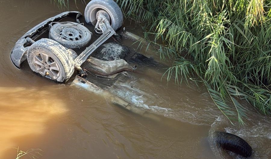 Sulama Kanalına Devrilen Araç Gencgazete (4)