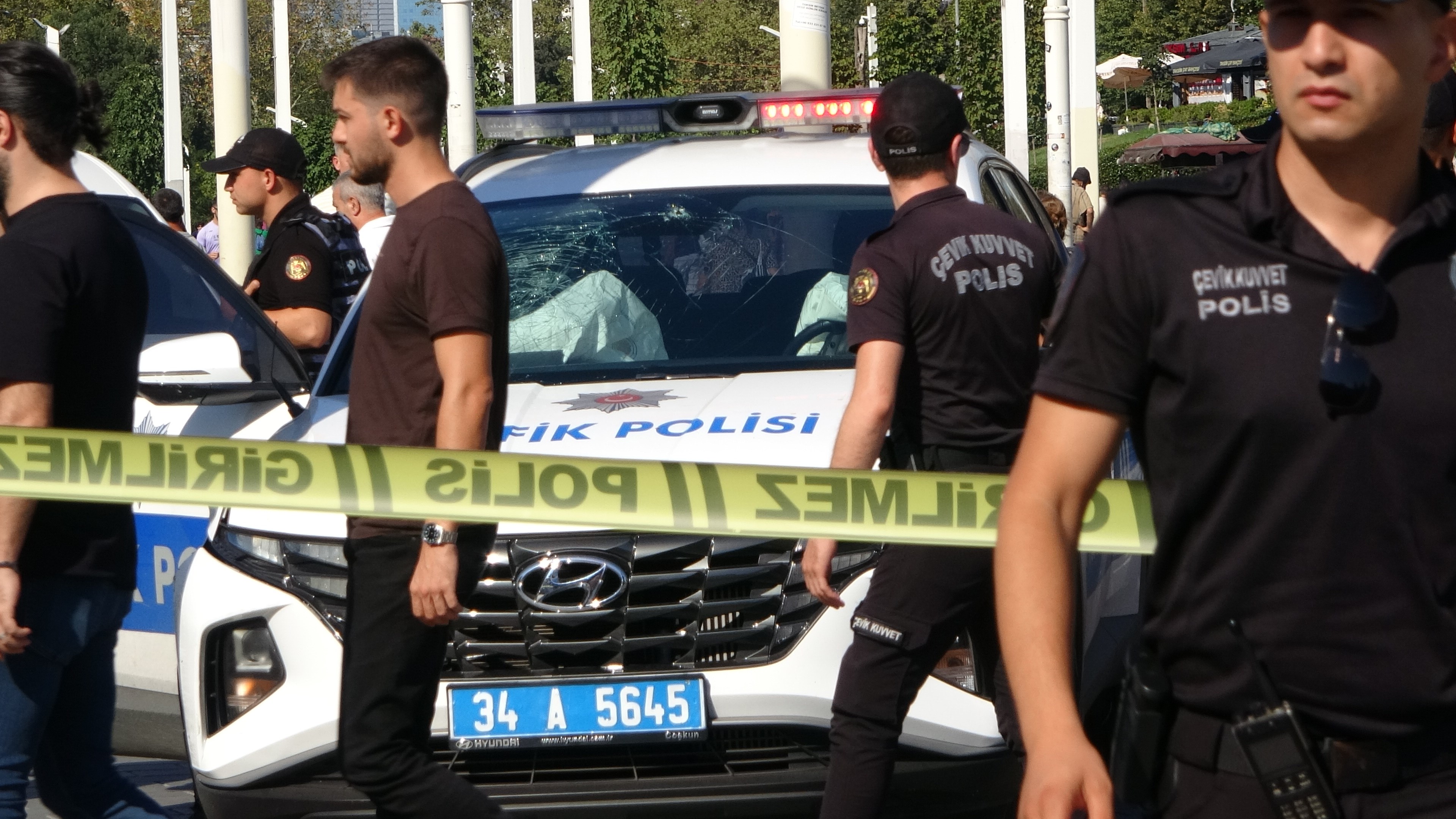 Taksim’de Polis Aracı Kaza Yaptı 4 Polis Yaralı (1)