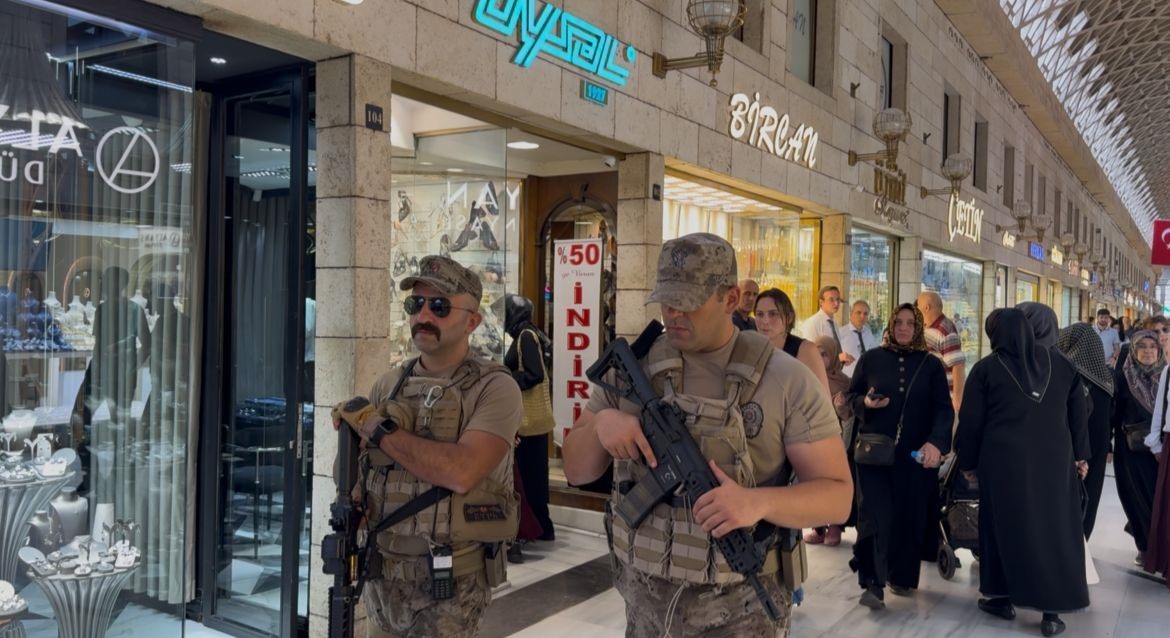 Tarihi Dokusu Ve Yoğun Ziyaretçi Sayısıyla Öne Çıkan Bursa Kapalıçarşı’da Güvenlik Önlemleri Üst Seviyeye Çıkarıldı. (2)