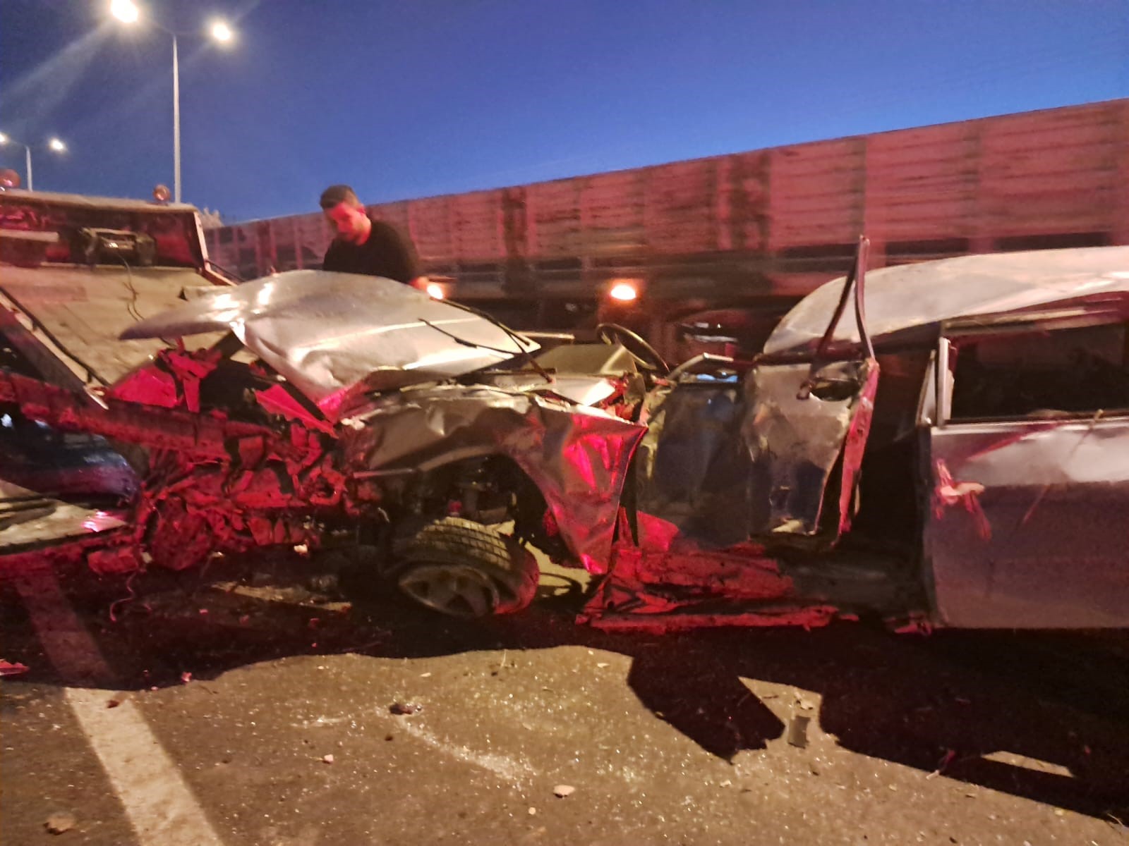 Taşa Çarpan Tofaş Hurdaya Döndü 2 Kişi Yaralandı (1)