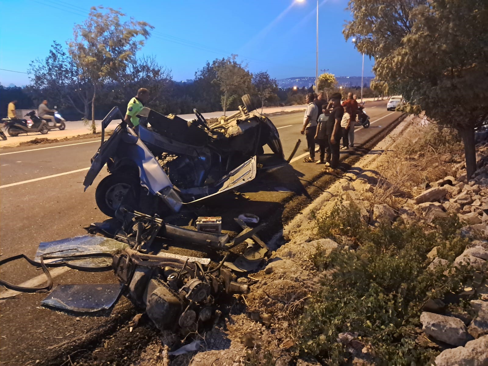 Taşa Çarpan Tofaş Hurdaya Döndü 2 Kişi Yaralandı (2)