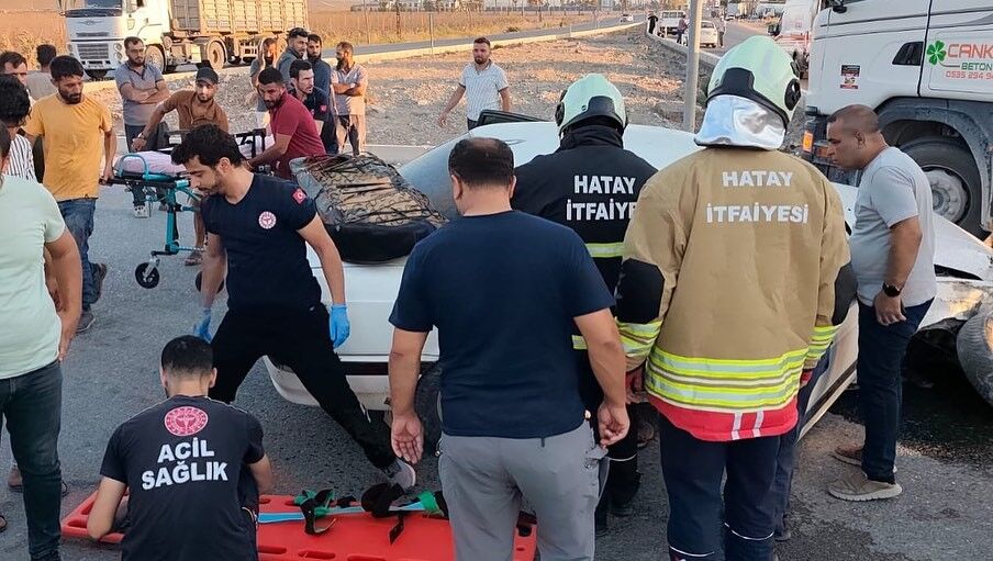 Tır Ile Otomobilin Çarpışması Sonucu Meydana Gelen Kazada 2 Kişi Yaralandı (2)