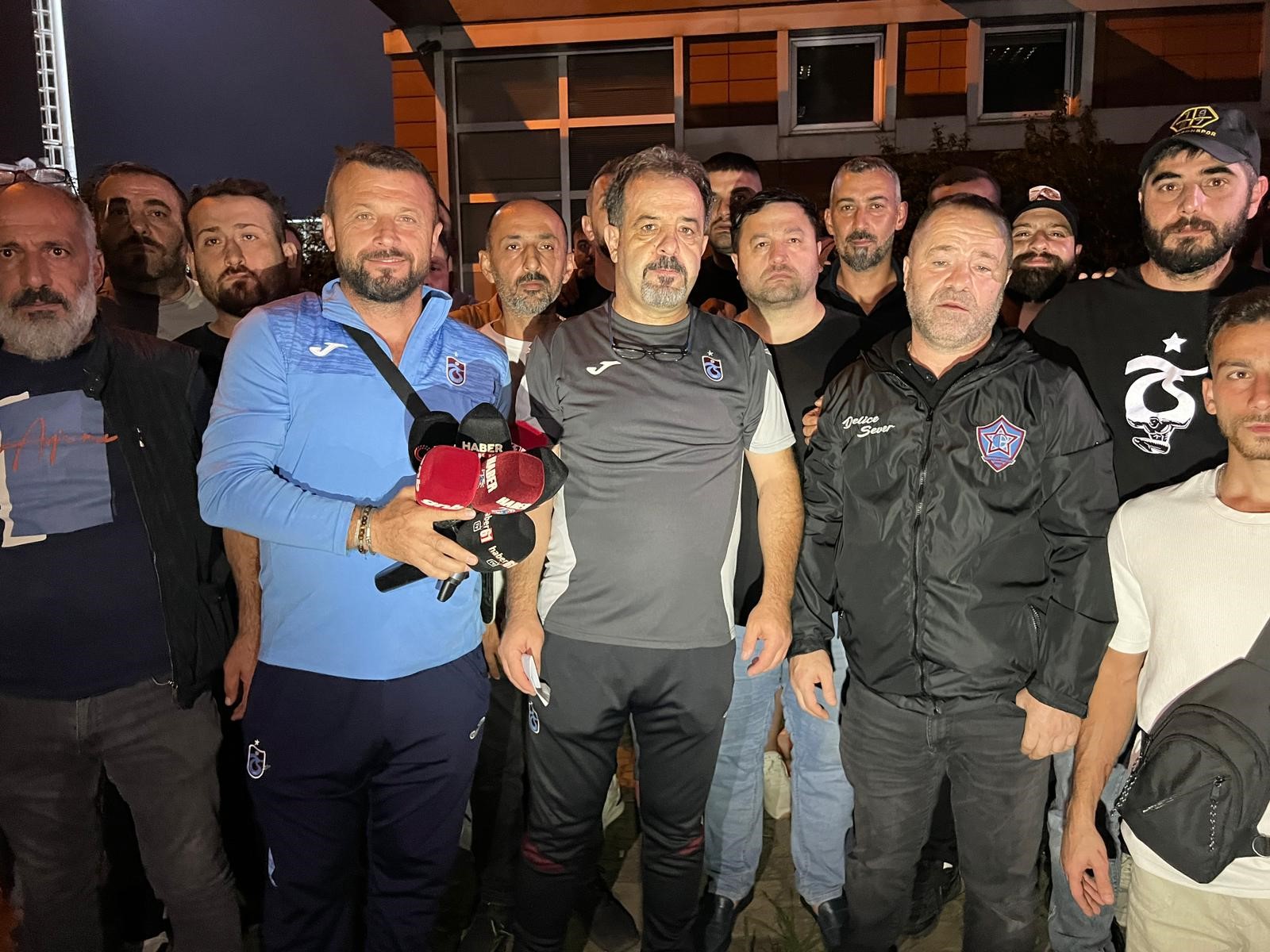 Trabzonspor Taraftarları, Fenerbahçe Ile Trabzonspor Arasında Oynanan Maçın Ardından Gündeme Gelen Hakem Kararlarına Tepki Göstermek Için Trabzon'da Bulunan Türkiye Futbol Federasyonu (Tff) Binası Önünde Toplandı. Tarafta