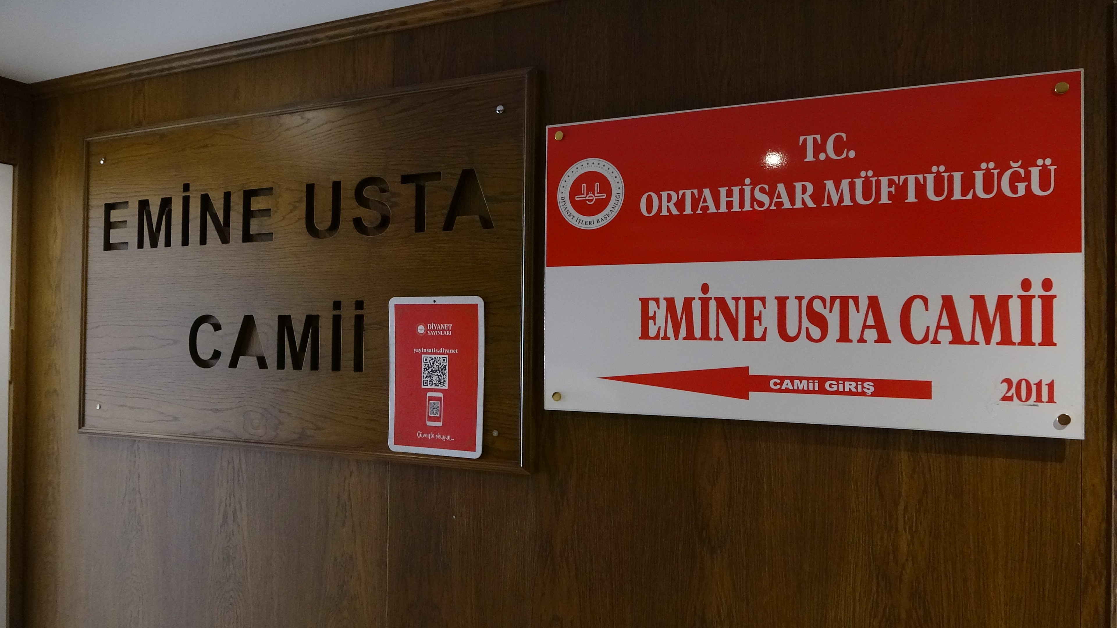 Trabzon’un En Işlek Noktalarından Biri Olan Uzun Sokak’ta Inşa Edilen Sıra Dışı Cami, Hem Hayırseverliği Hem De Farklı Mimarisiyle Dikkat Çekiyor. Altı Katlı Binanın En Üst Katında Yer Alan Cami, Iş Insanları Mustafa Ve (3)