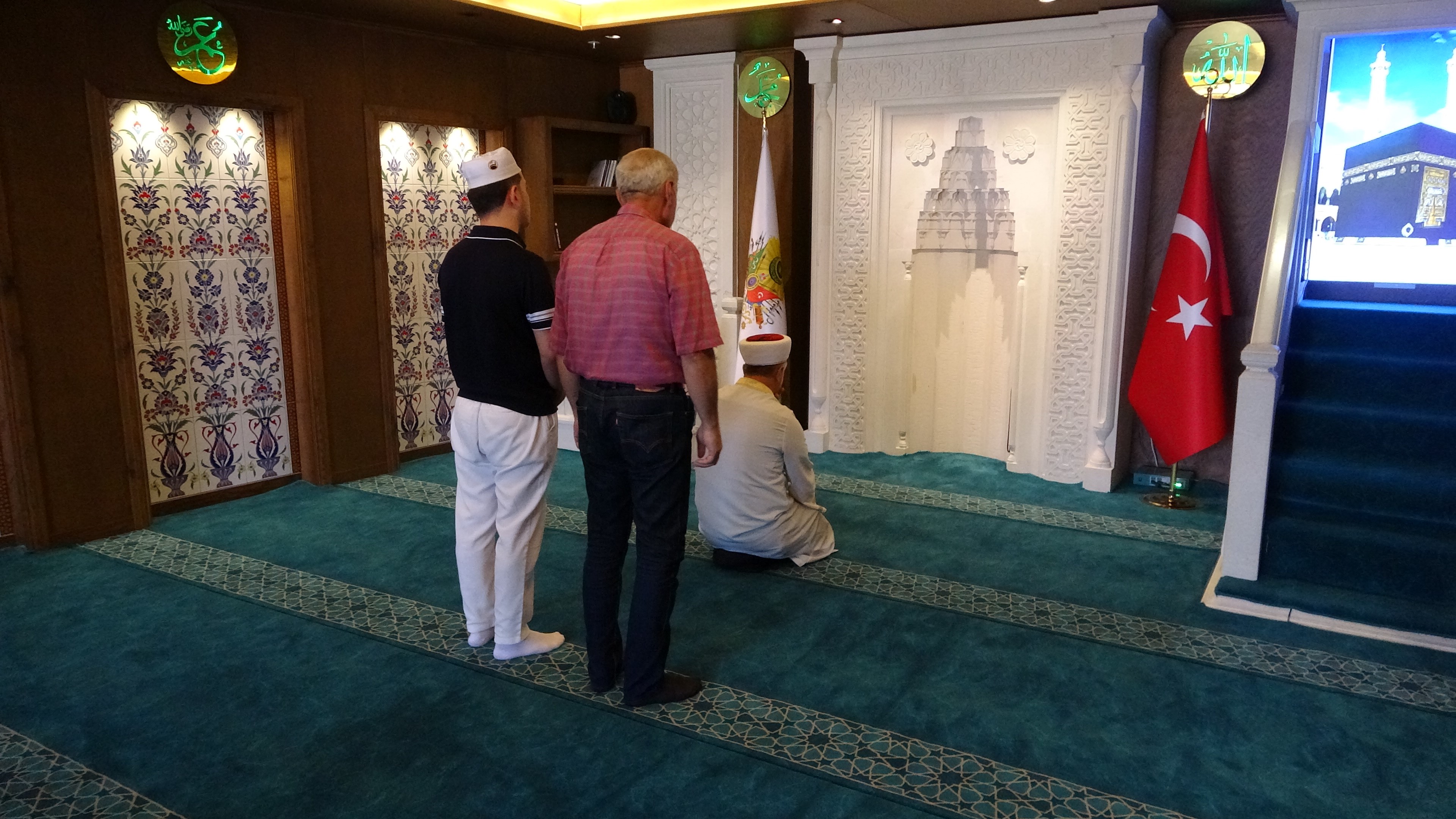 Trabzon’un En Işlek Noktalarından Biri Olan Uzun Sokak’ta Inşa Edilen Sıra Dışı Cami, Hem Hayırseverliği Hem De Farklı Mimarisiyle Dikkat Çekiyor. Altı Katlı Binanın En Üst Katında Yer Alan Cami, Iş Insanları Mustafa Ve İ (1)