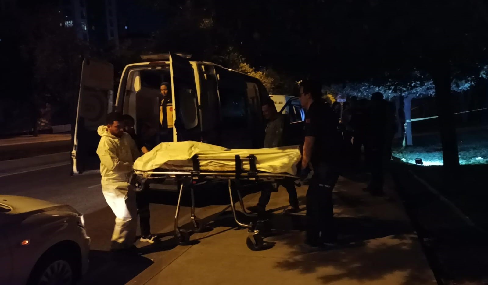 Ümraniye’de Ağaçta Bir Kişinin Cansız Bedeni Bulundu (2)