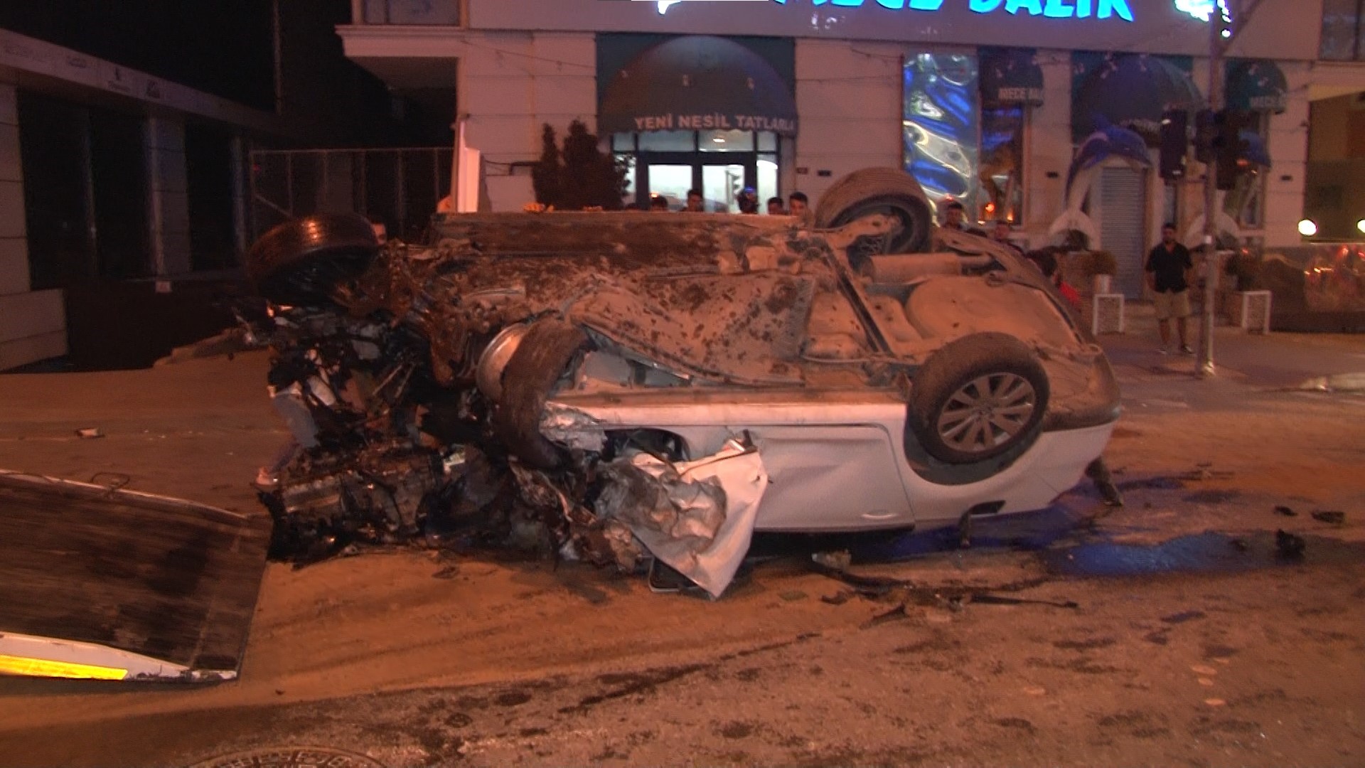 Ümraniye’de Otomobil İett Otobüsüne Çarptı (3)