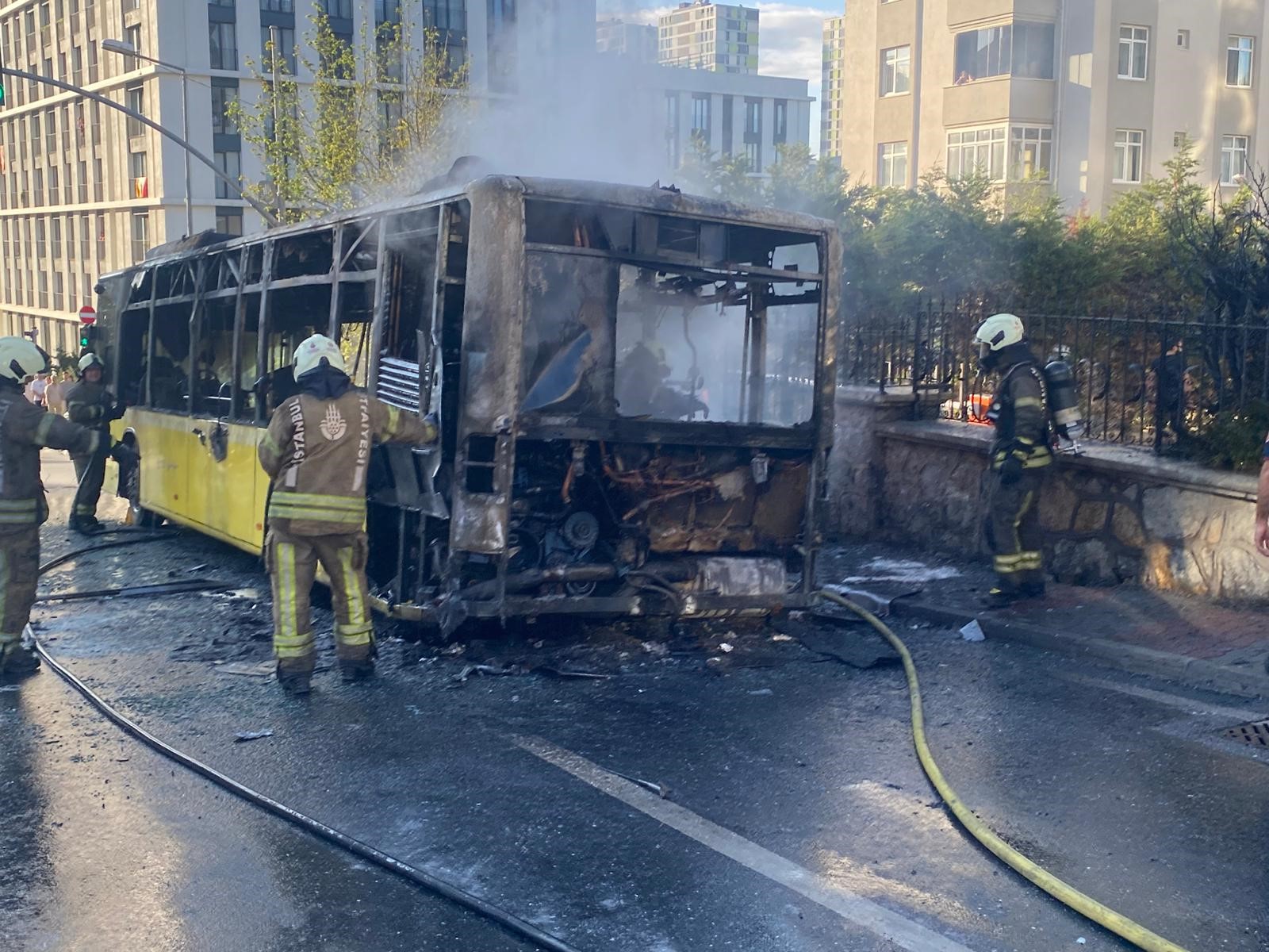 Ümraniye’de Seyir Halindeki İett Otobüsü Alev Aldı (1)