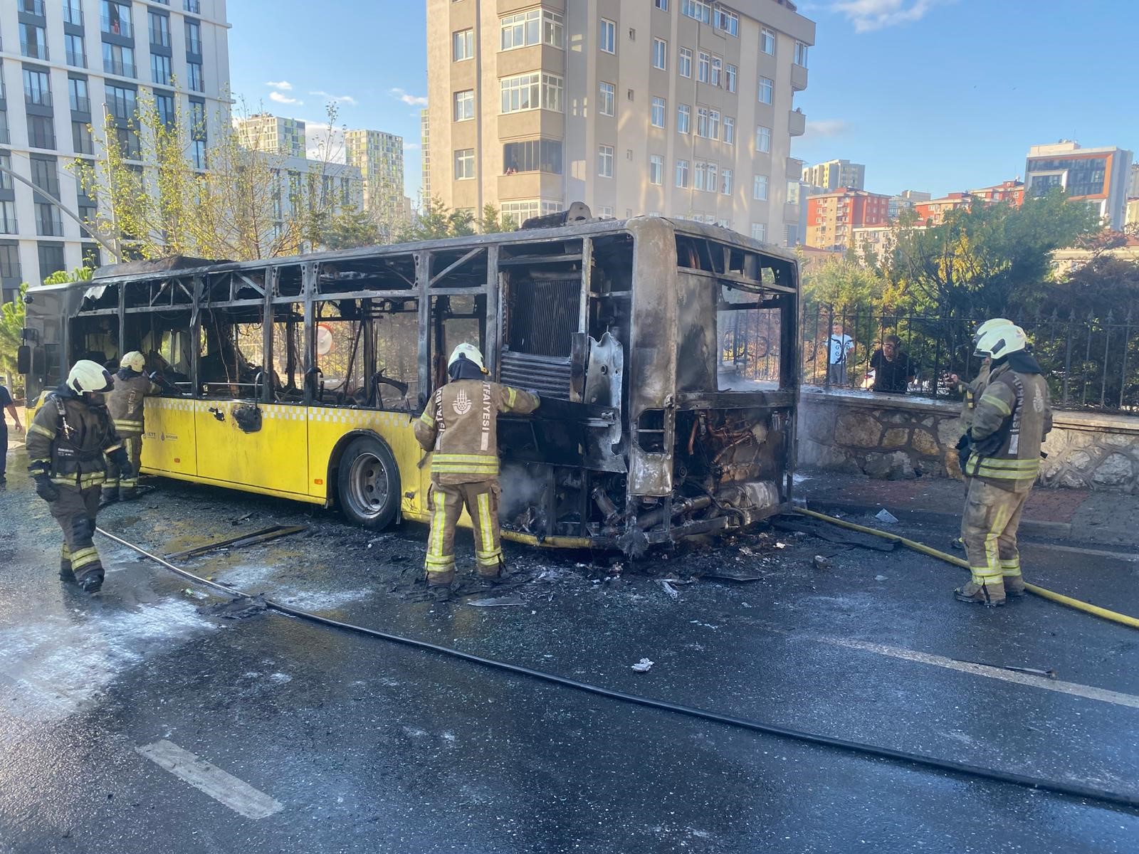 Ümraniye’de Seyir Halindeki İett Otobüsü Alev Aldı (2)