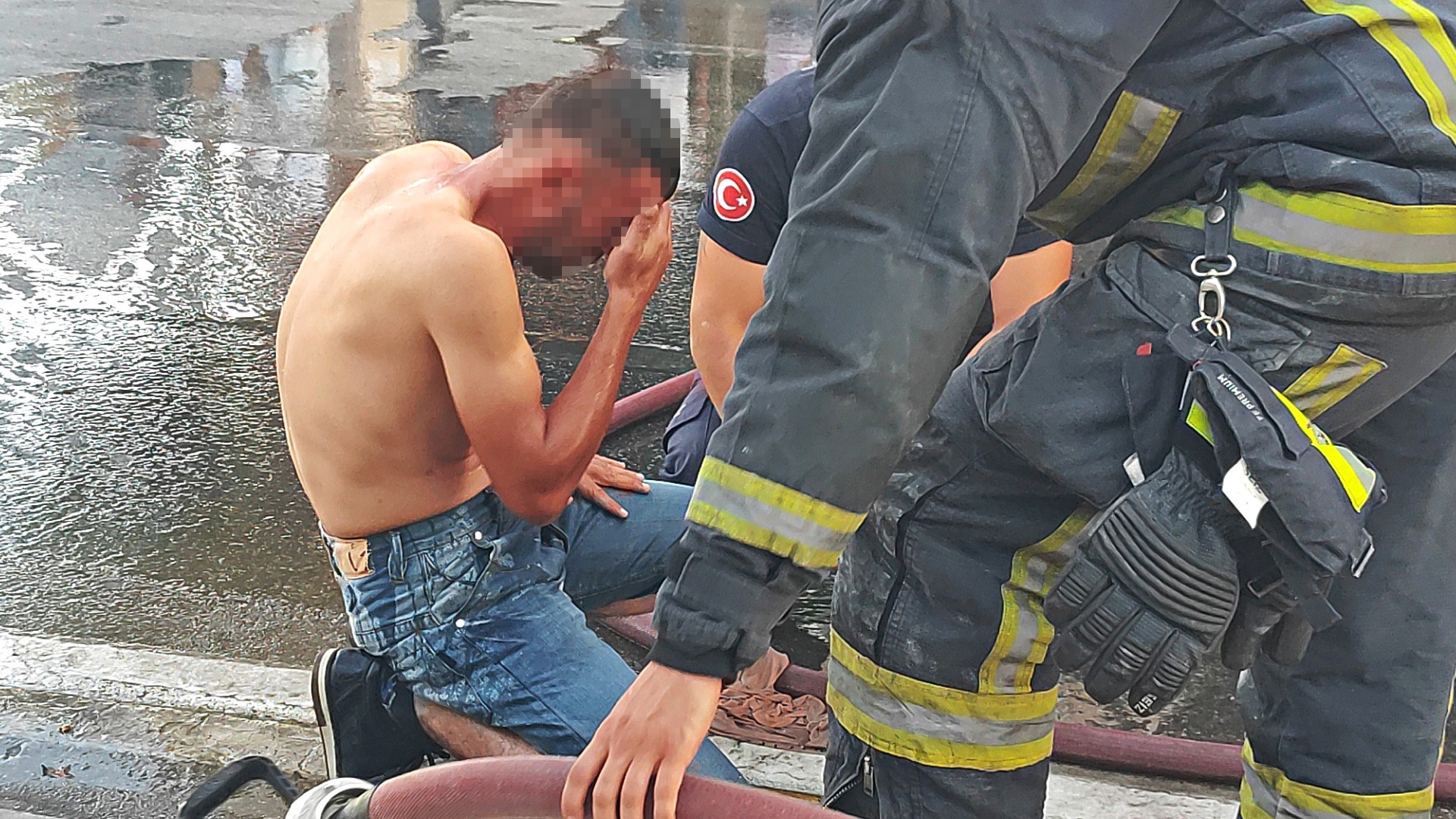 Üzerine Döktüğü Benzin Gözlerinden Ediyordu (3)