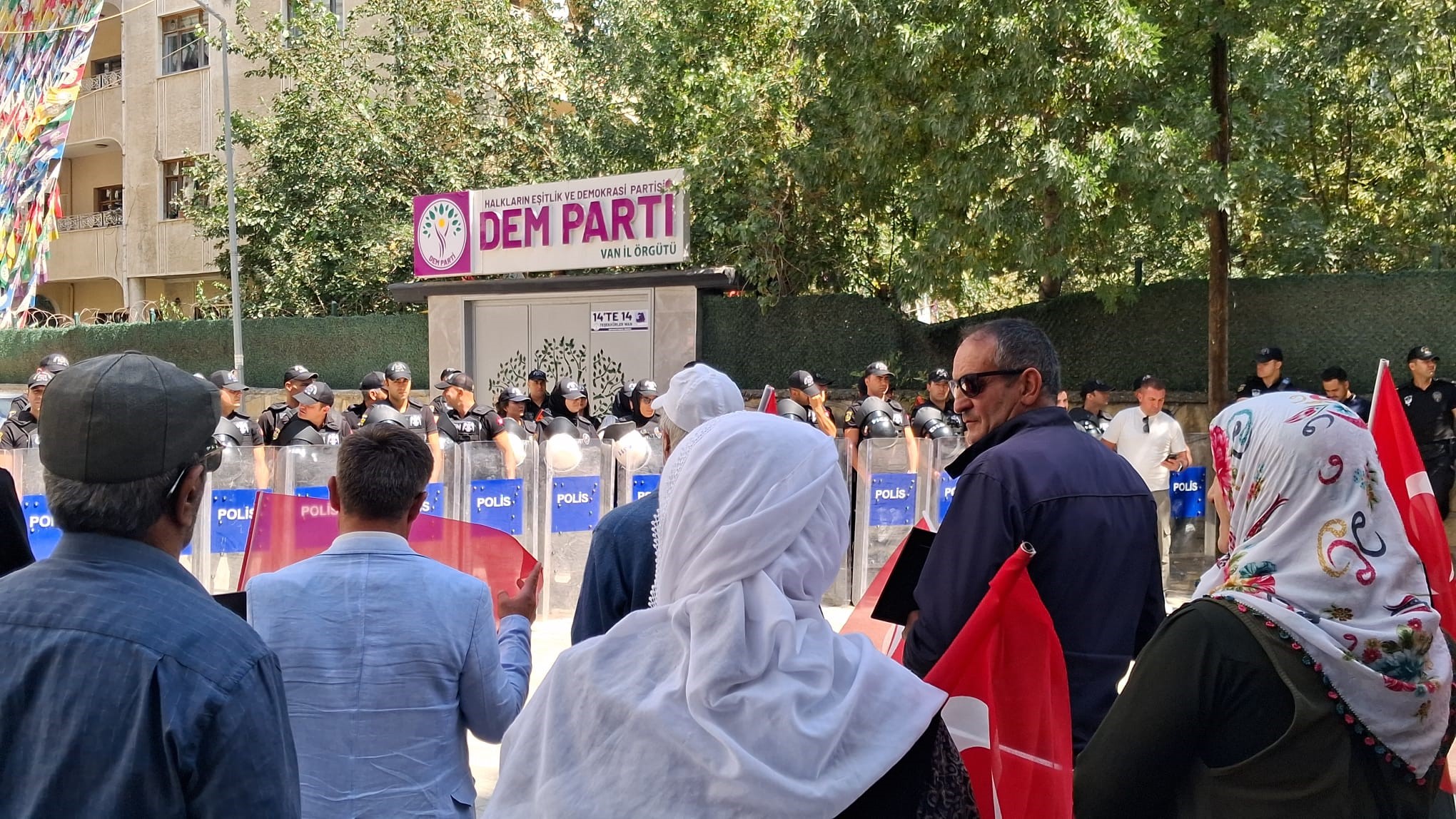 Vanlı Anneler Evlatlarını Bekliyor (1)