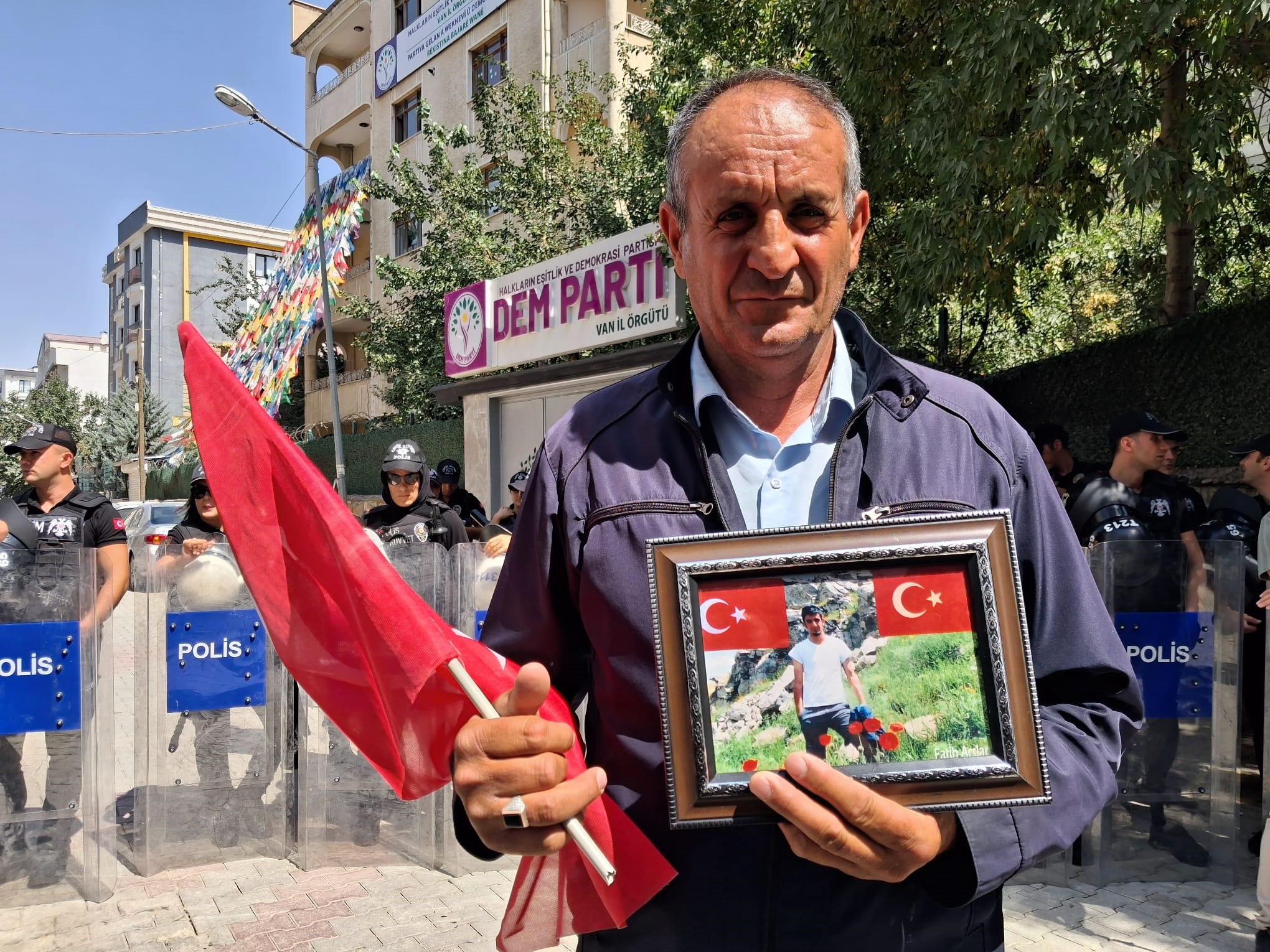 Vanlı Anneler Evlatlarını Bekliyor (2)