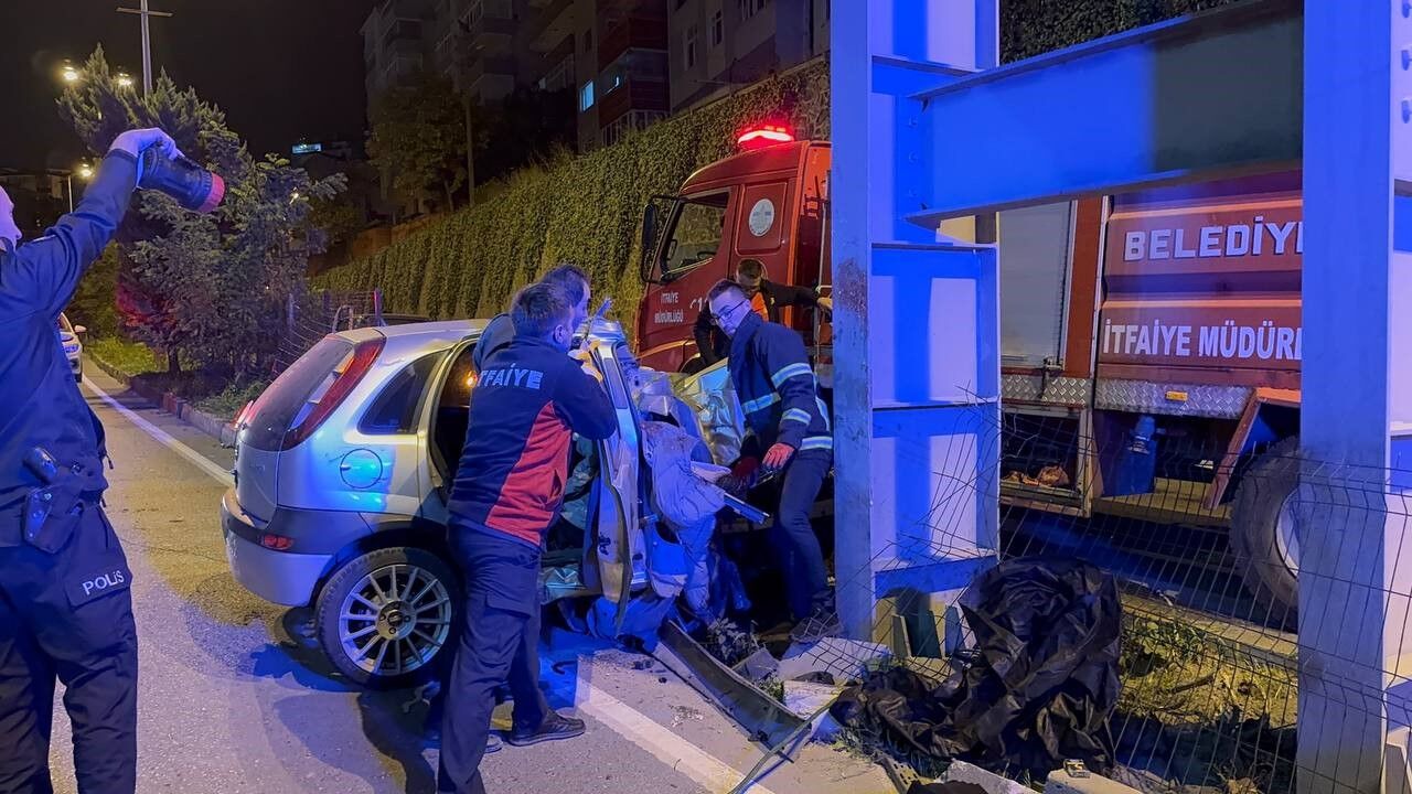 Zonguldak’ta Otomobil Üst Geçit Ayağına Çarptı, 2 Kişi Hayatını Kaybetti (2)