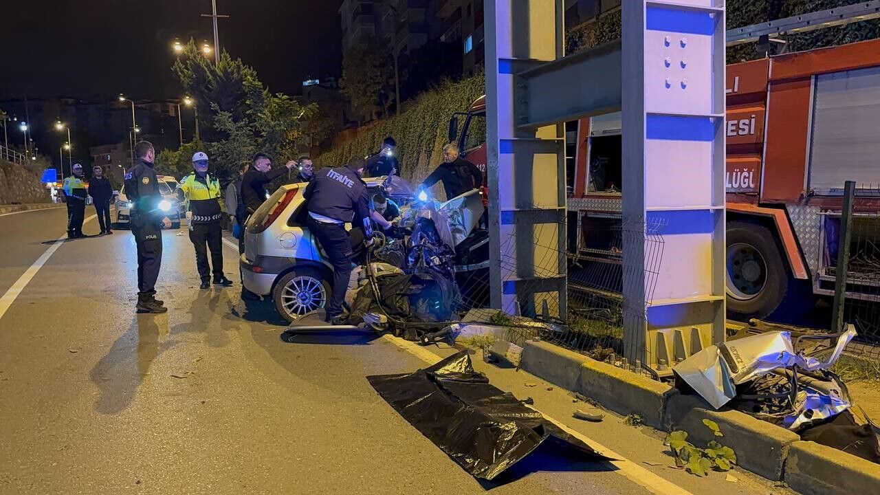 Zonguldak’ta Otomobil Üst Geçit Ayağına Çarptı, 2 Kişi Hayatını Kaybetti (3)