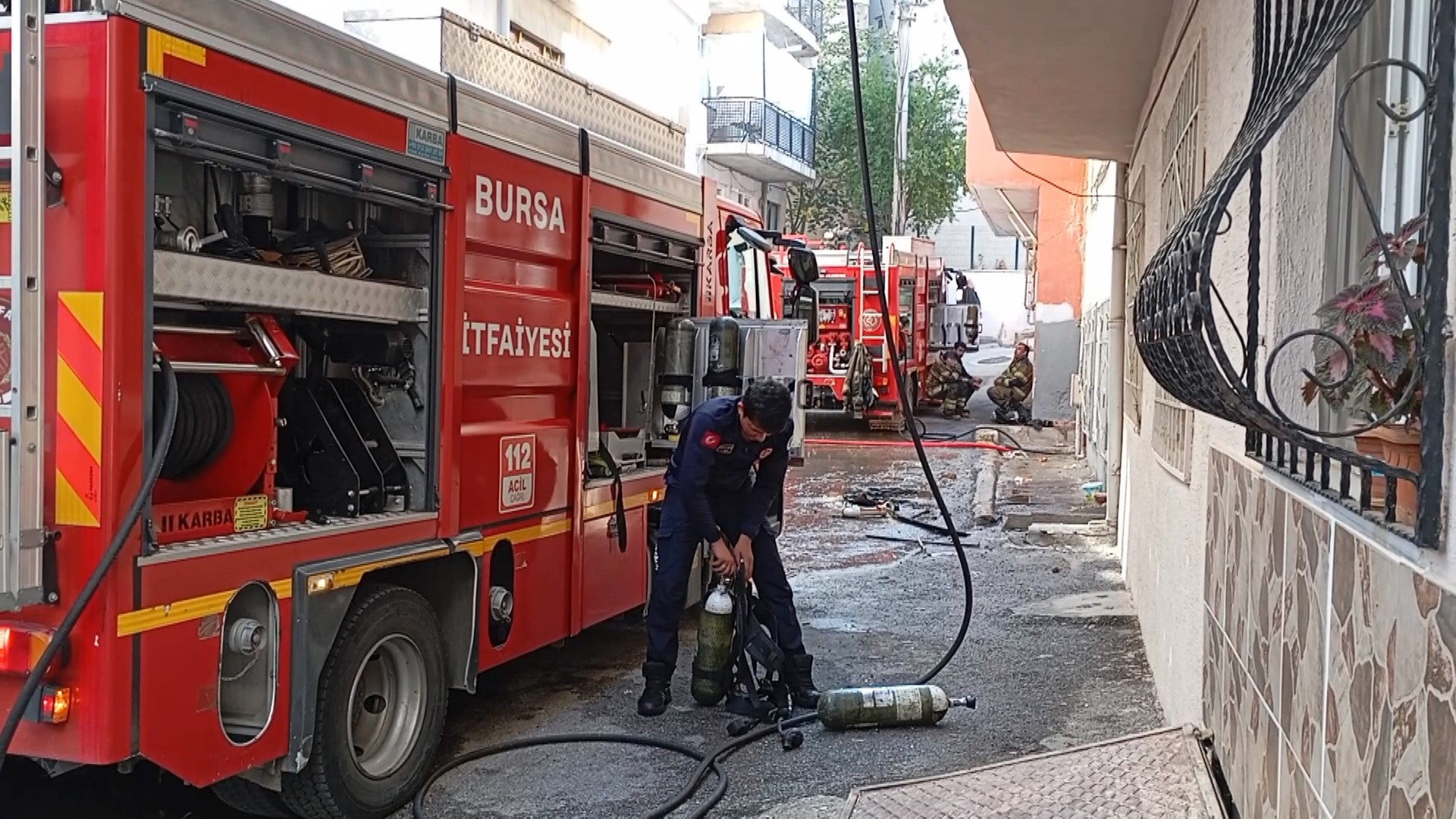 4 Katlı Bir Apartmanın Çatı Katında Çıkan Yangın Korkuya Neden Oldu. Yangın, Itfaiye Ekiplerinin Hızlı Müdahalesiyle Kısa Sürede Kontrol Altına Alındı (2)