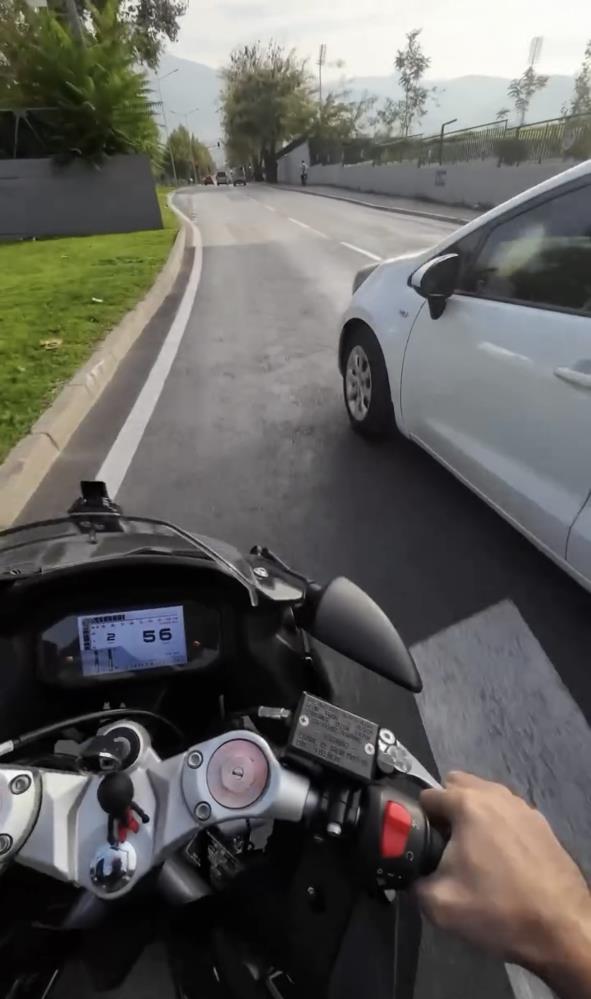 Bursa'da Trafikte Öfke Patlaması! “Hak Edene Hak Ettiğini Vereceksin” Dedi, Aynayı Kırdı