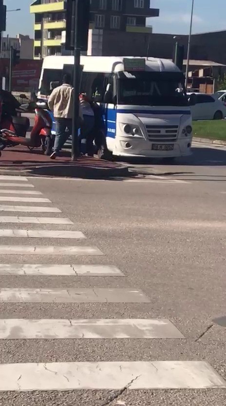 Bursa’da Minibüs Şoförü ile Motokurye Kavga Etti!