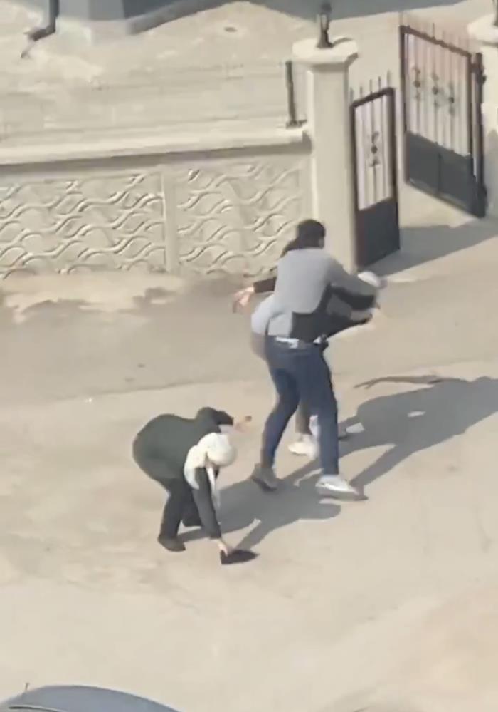 Bursa’da Meydan Kavgası! Sopalar ve Terlikler Havada Uçuştu