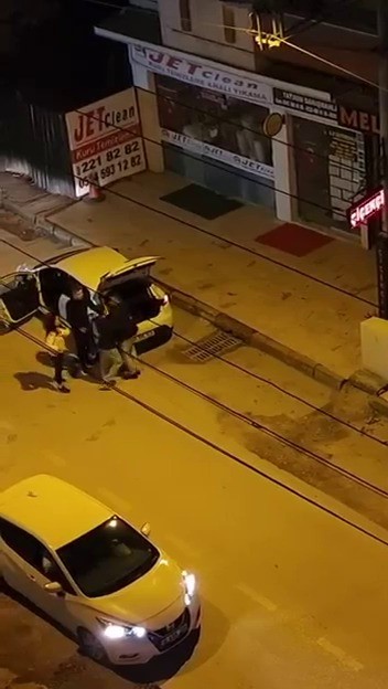 Bursa’da Dehşet Verenler Anları!  Kadını Yol Ortasında Sürükledi-2