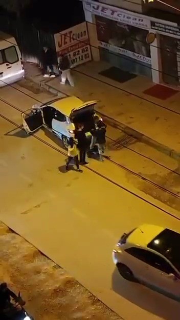 Bursa’da Dehşet Verenler Anları!  Kadını Yol Ortasında Sürükledi-1