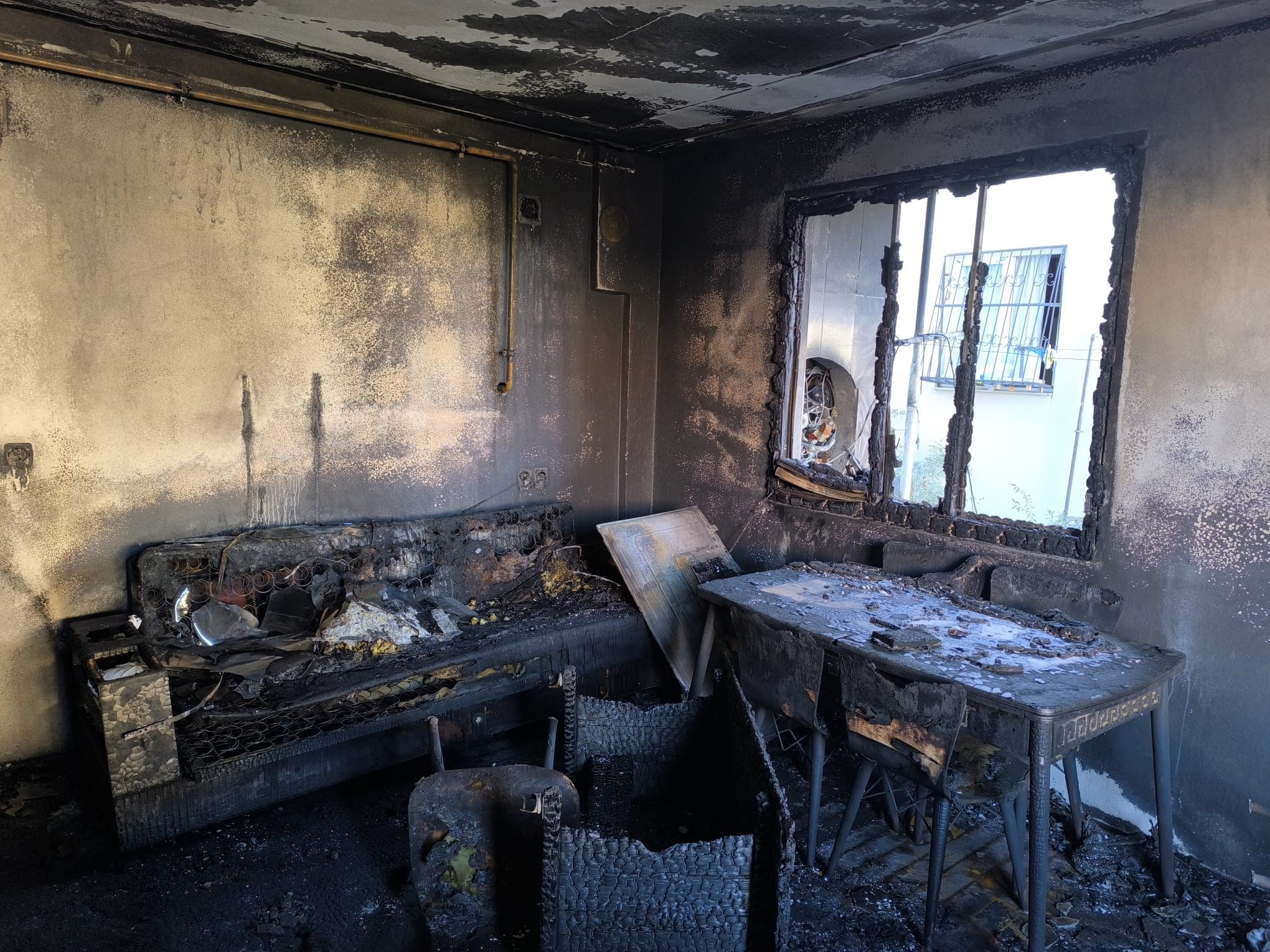 Adana'da Yangın Çıkan Ev Küle Döndü (2)