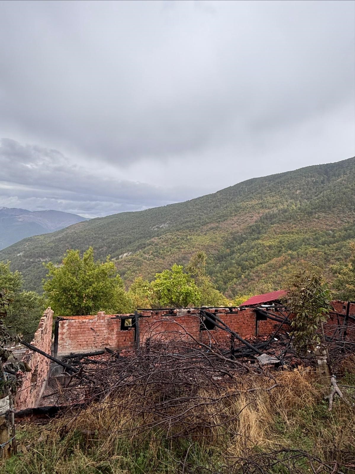 Ahırda Çıkan Yangında 30 Küçükbaş Hayvan Yaşamını Yitirdi (1)