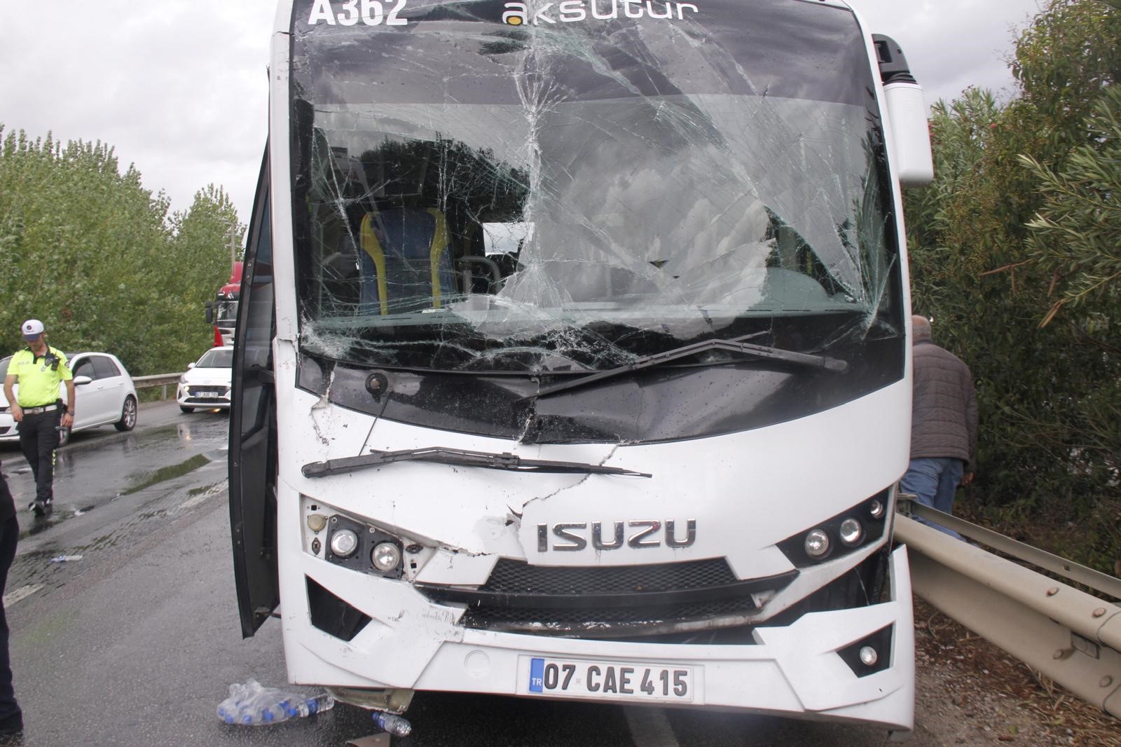 Antalya Serik'te Zincirleme Kazada 2 Alman Turist Yaralandı (2)