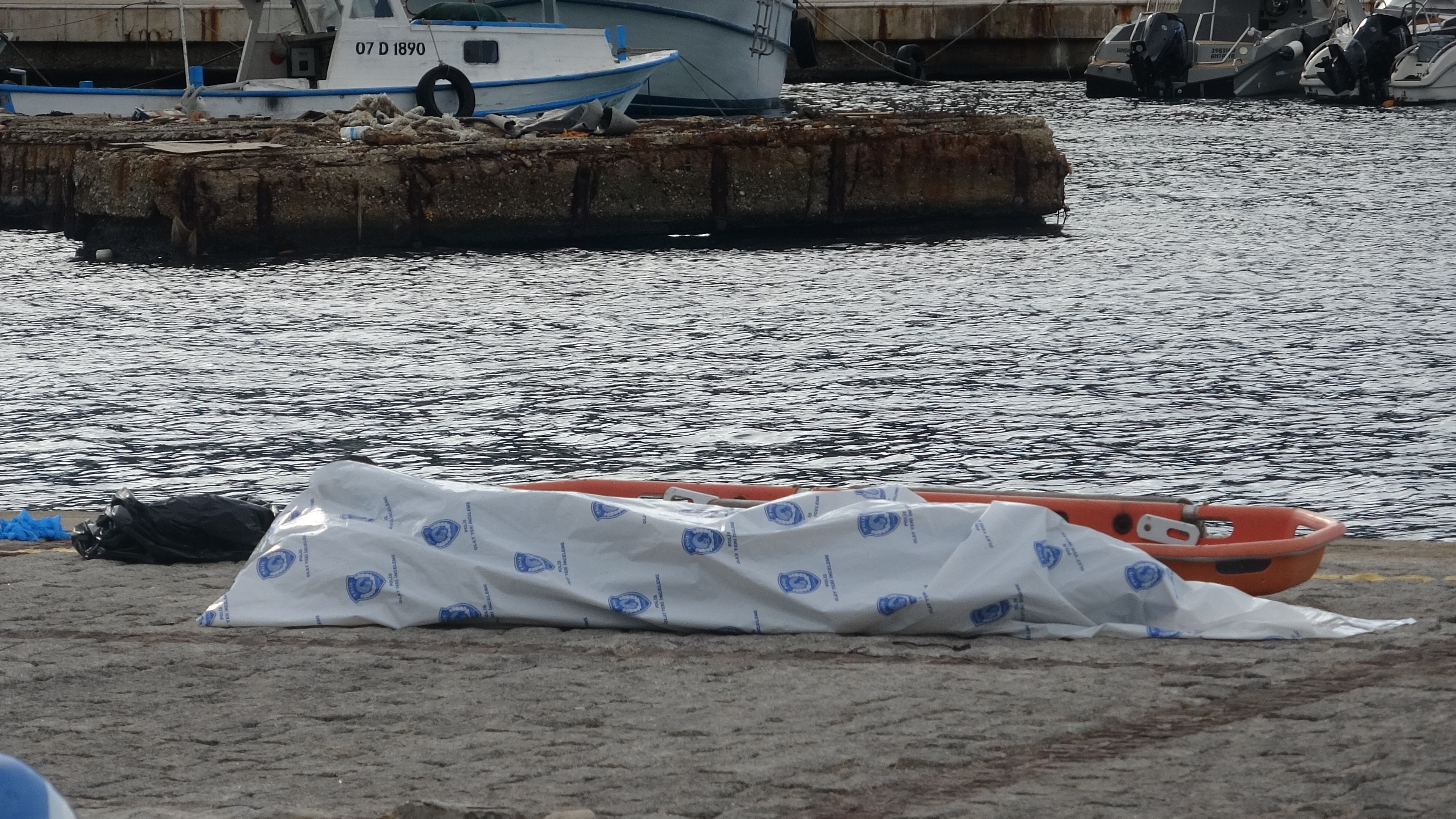 Antalya'da Denizde Erkek Cesedi Bulundu (1)