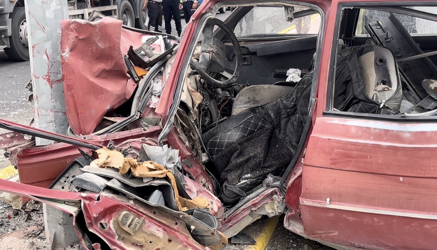 Aydınlatma Direğine Çarpan Otomobil Hurdaya Döndü (1)