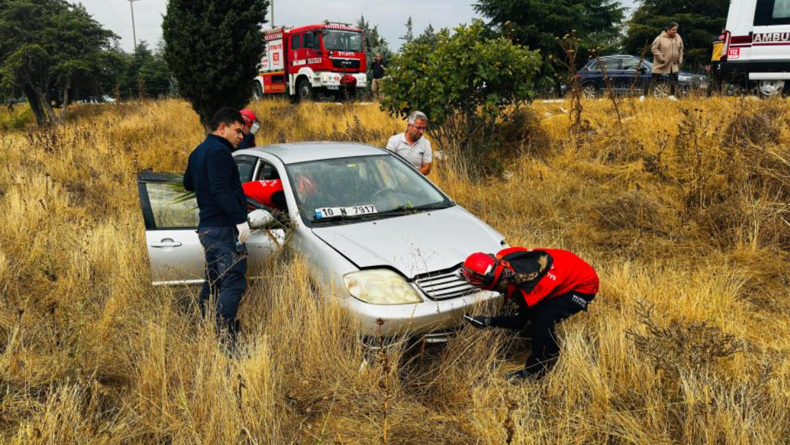 Balıkesir'de Otomobil Yağmurda Kayarak, Şarampole Uçtu (1)