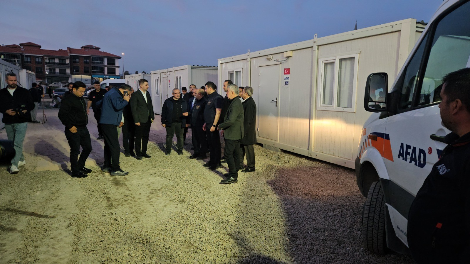 Balıkesir’in Sındırgı Ilçesinde Depremzedeler Için Konteyner Kent Kurulumu Sürüyor. (1)
