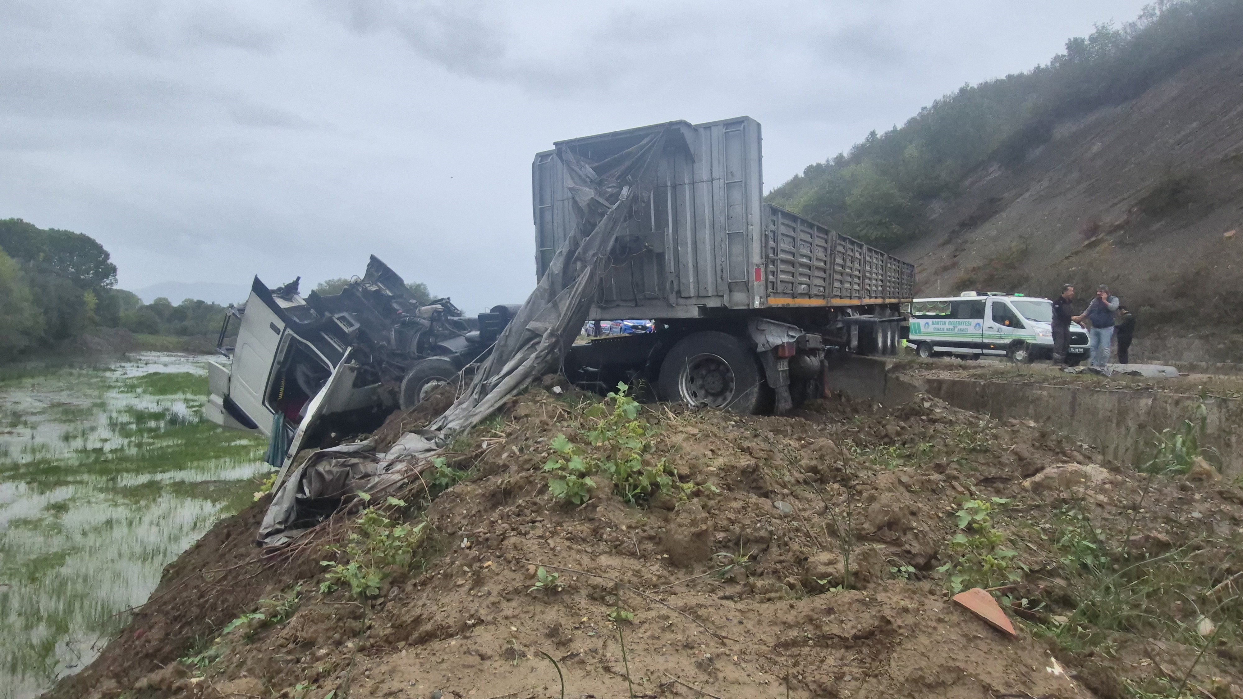 Bartın’da Tır Ile Otomobilin Çarpıştığı Kazada 1 Kişi Öldü, 2 Kişi Yaralandı (3)