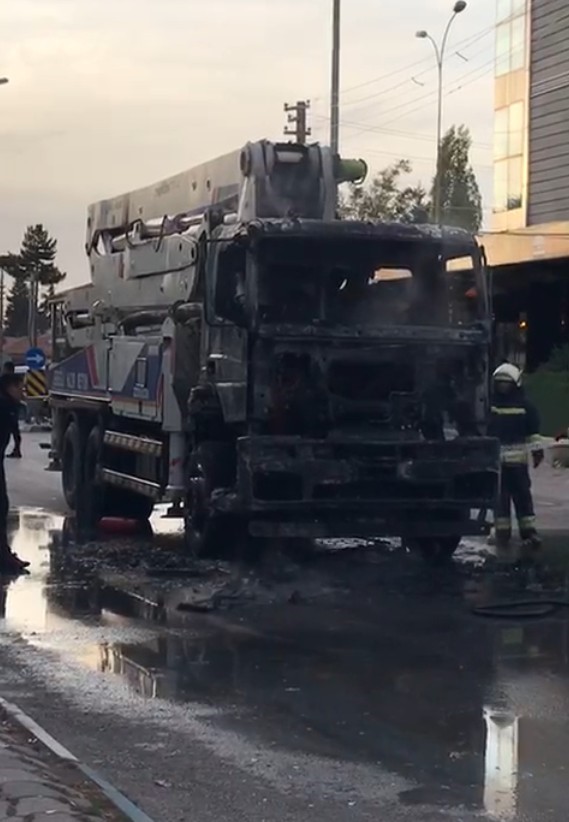 Beton Pompası Alev Alev Yandı, 2 Otomobil Zarar Gördü (1)