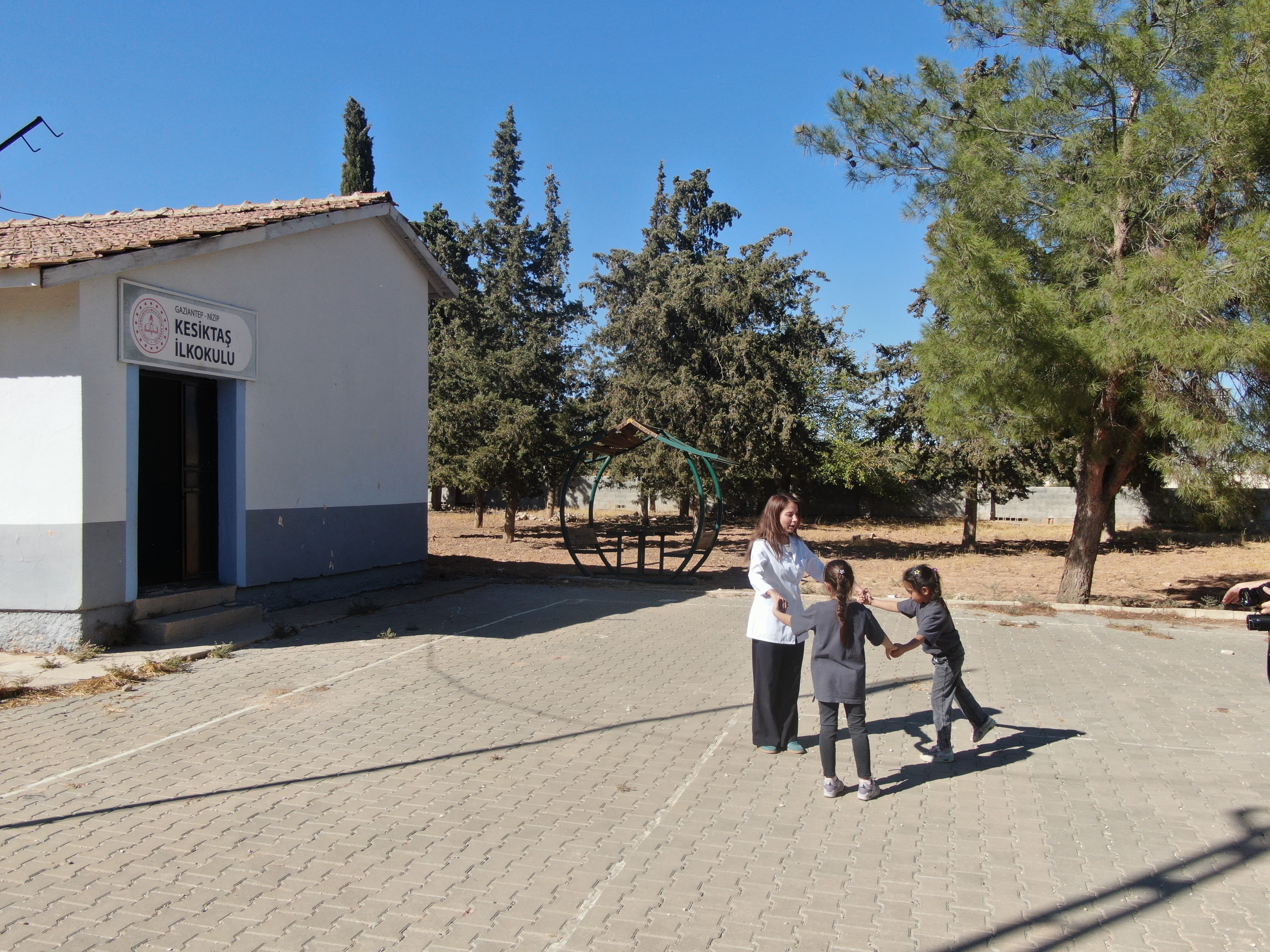Bu Okulda Iki Öğrenci, Bir Öğretmen Var (1)