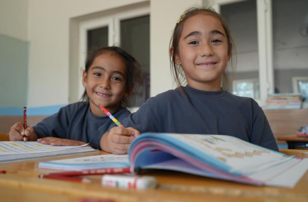 Bu Okulda Iki Öğrenci, Bir Öğretmen Var (2)