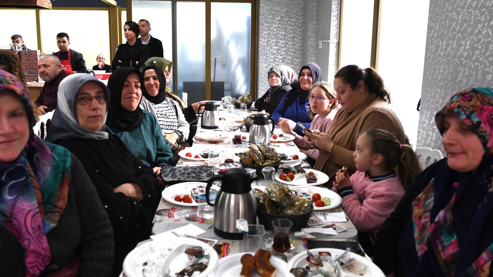 Bursa Osmangazi’de Başkan Erkan Aydın, Tuna Mahallesi Sakinleriyle Buluştu (3)