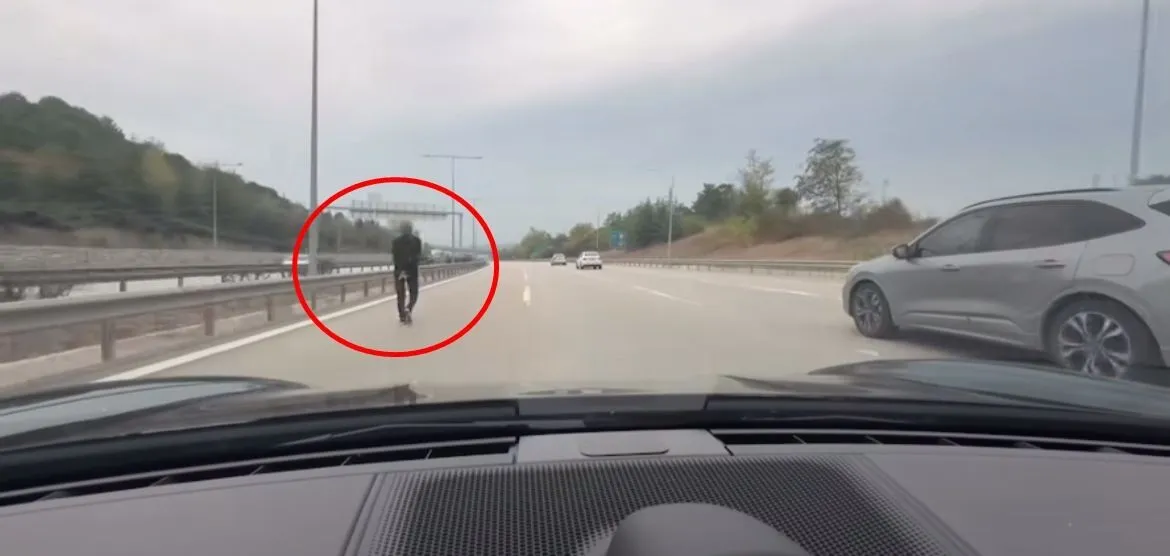 Bursa Otoyolda Yuruyen Yaya Surucunun 963883 286226 2