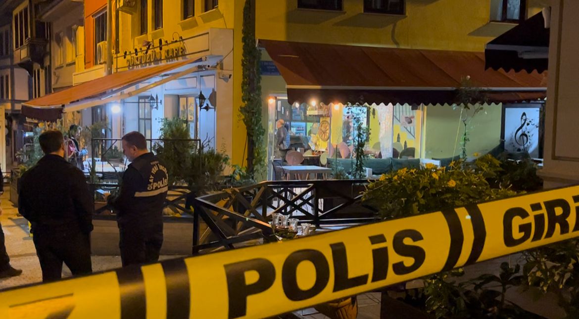 Bursa’da Alkollü Şahıs Kafede Dehşet Saçtı (1)-1