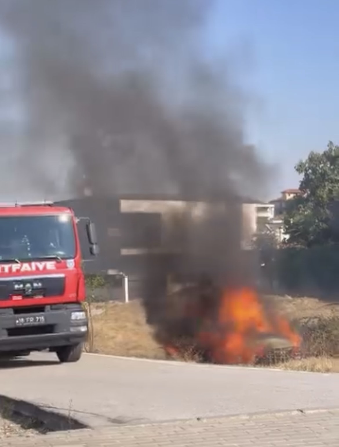 Bursa'da Arsada Park Halindeki Otomobil Alev Alev Yandı (3)