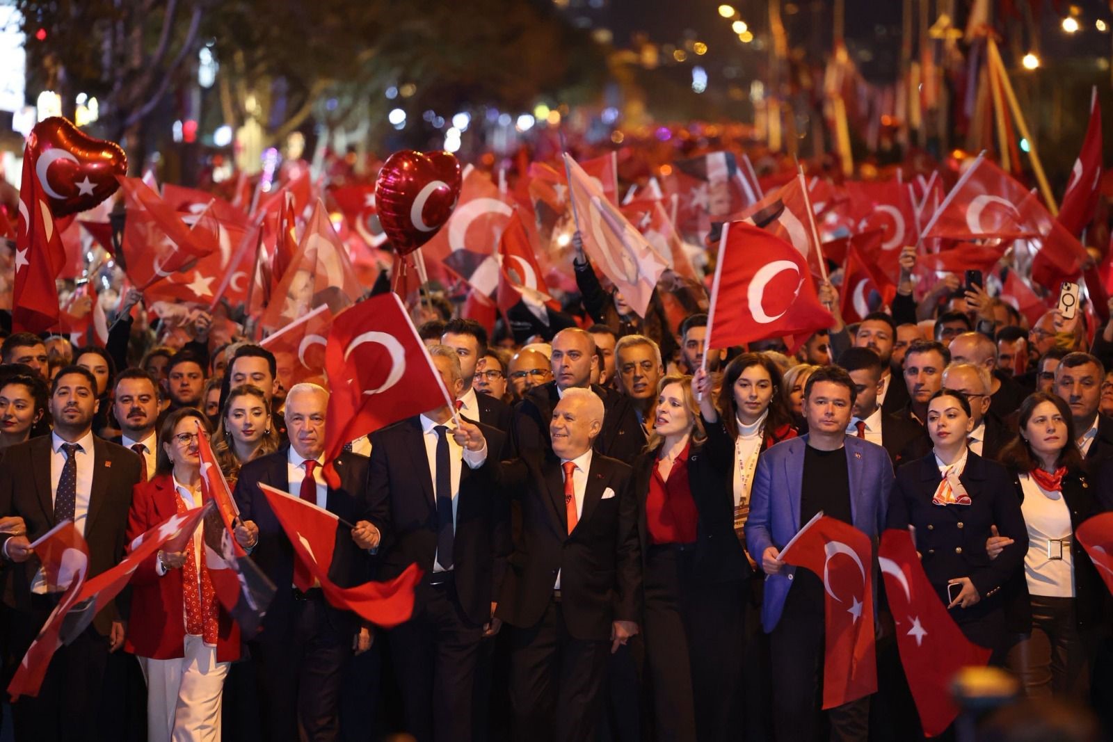 Bursa'da Onbinlerce Kişi Cumhuriyet Coşkusuna Ortak Oldu (2)