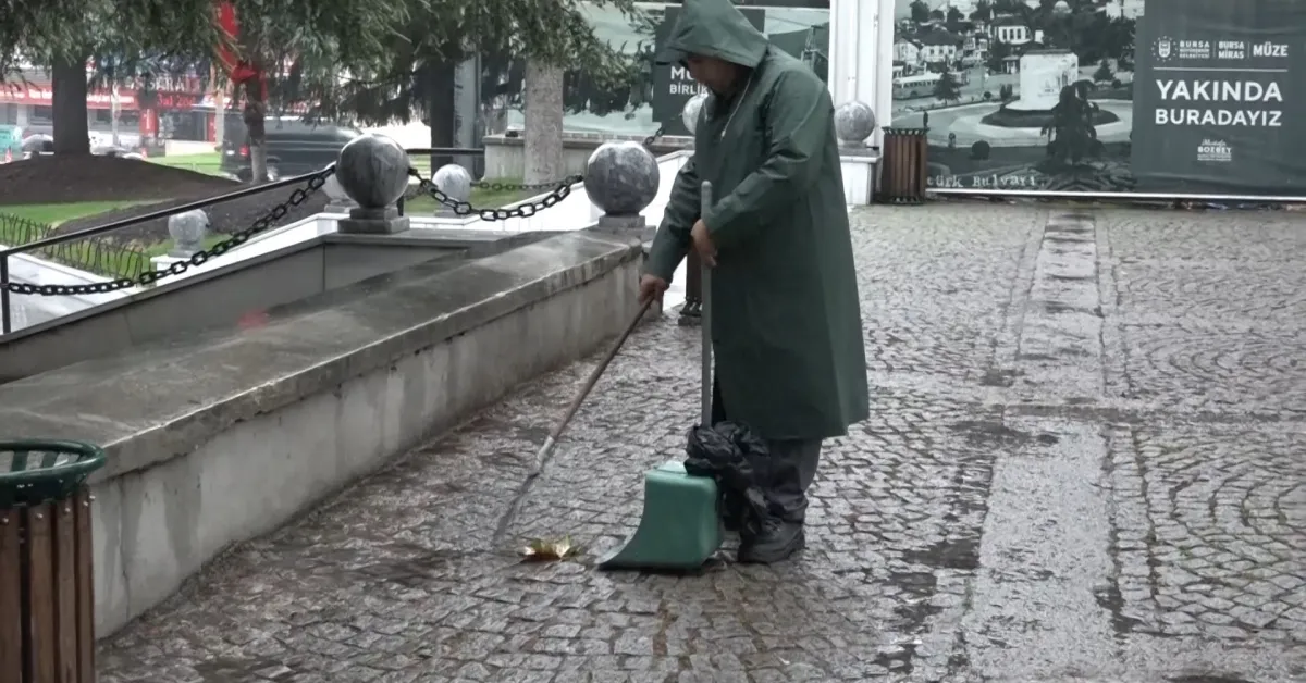 Bursa’da Temizlik Görevlisinden Örnek Davranış Altın Dolu Çantayı Sahibine Teslim Etti (2)