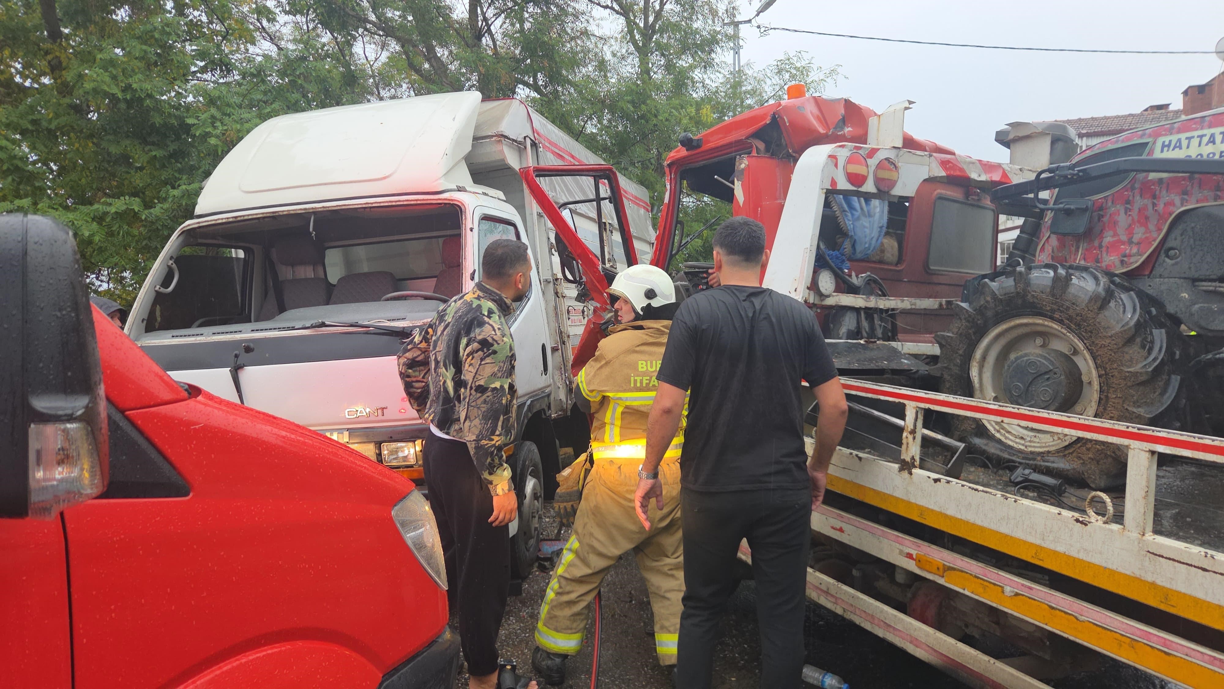 Bursa'da Traktör Yüklü Çekici Ile Kamyonet Kafa Kafaya Çarpıştı (5)