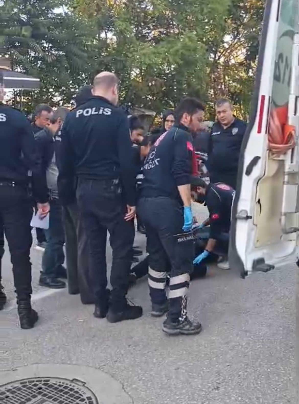 Bursa’da Yolun Karşısına Geçmek Isteyen Lise Öğrencisine Otomobil Çarptı (2)